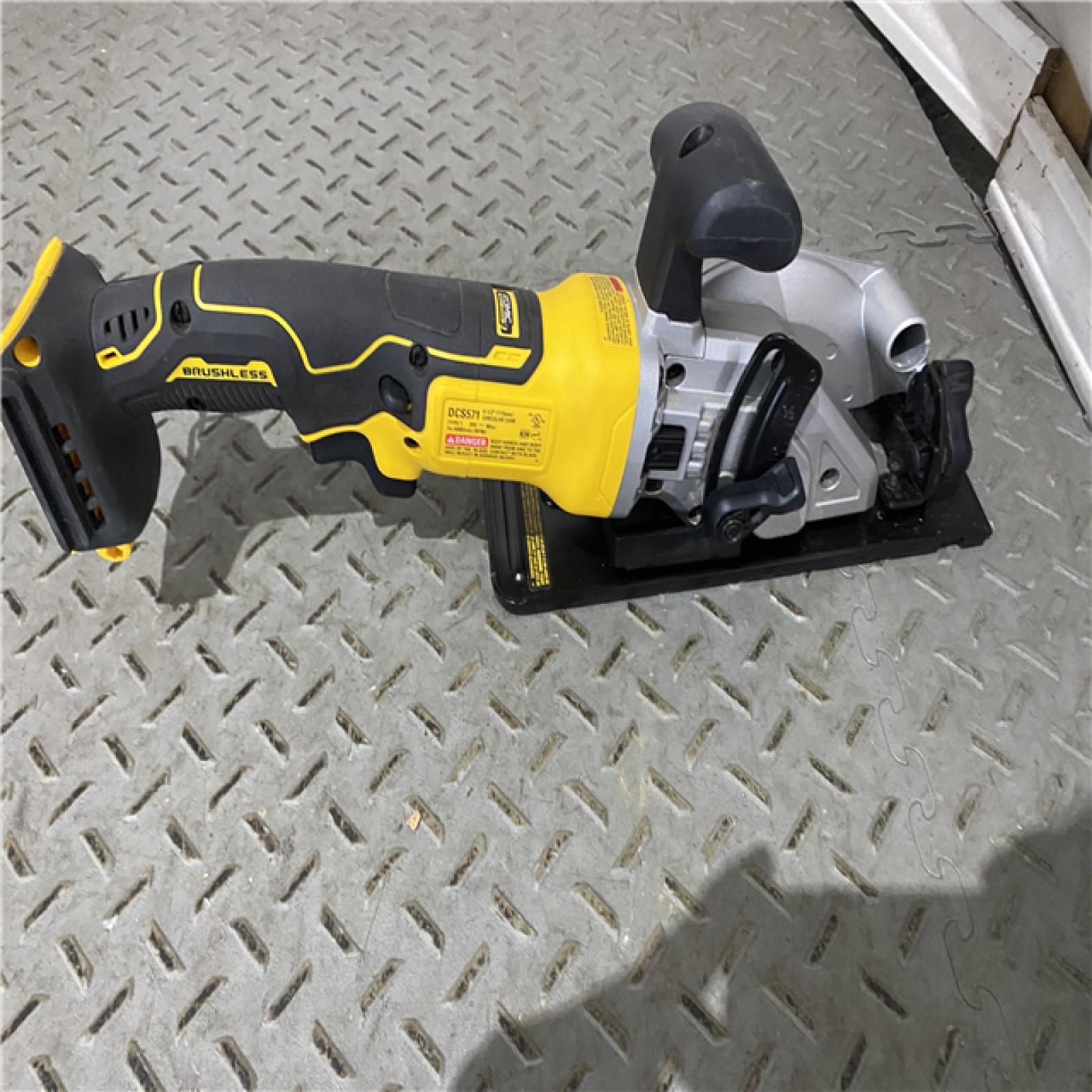 Houston location AS-IS DEWALT ATOMIC 20V MAX Cordless Brushless 4-1/2 in. Circular Saw (Tool Only)