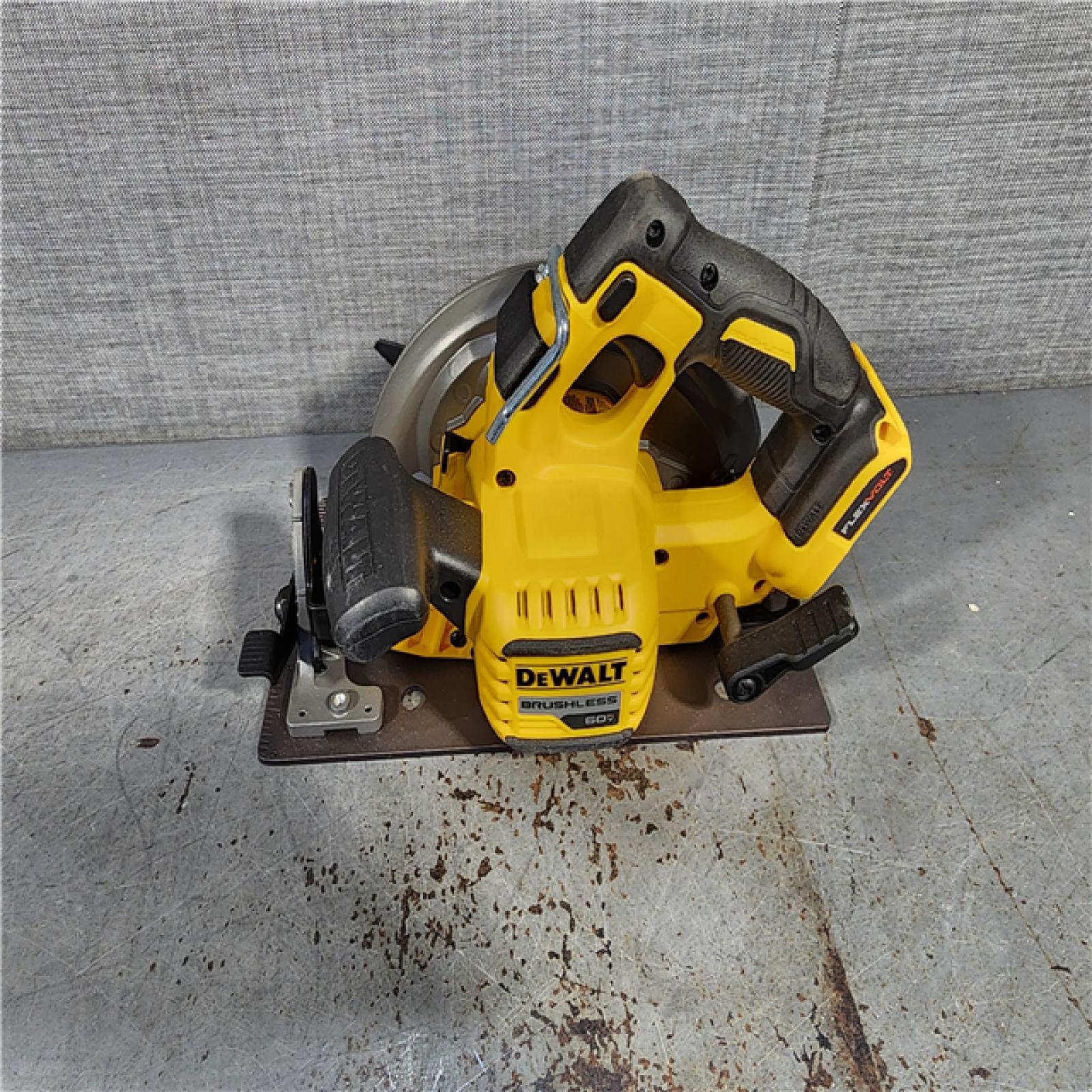 HOUSTON LOCATION - AS-IS DeWALT Flexvolt Max 7-1/4  60V Brushless Circular Saw DCS578B (Bare Tool)