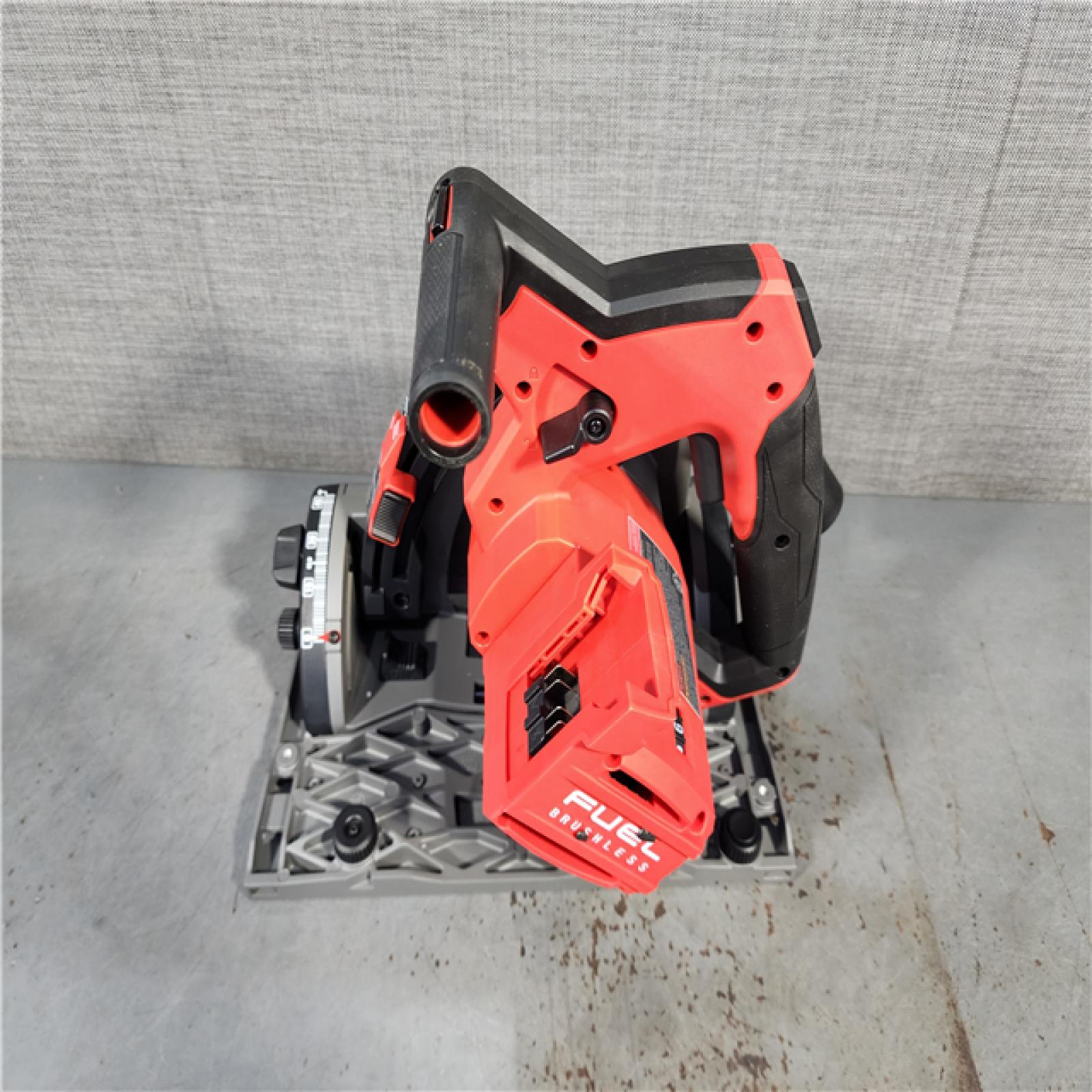 HOUSTON LOCATION - AS-IS (APPEARS LIKE NEW) Milwaukee 2831-21 M18 FUEL 18-Volt Lithium-Ion Brushless Cordless 6-1/2 in. Plunge Track Saw PACKOUT Kit with One 6.0 Ah Battery