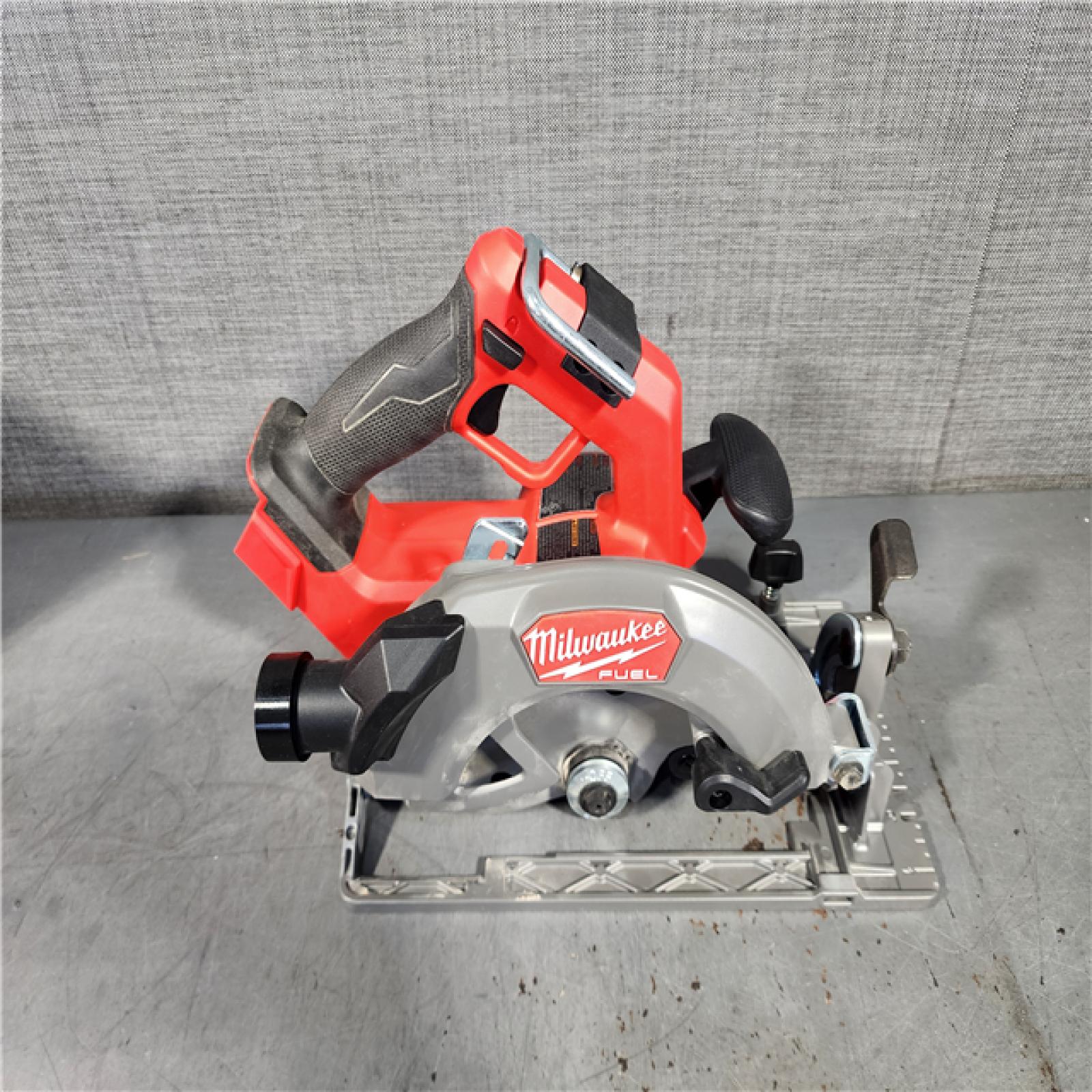 HOUSTON LOCATION - AS-IS Milwaukee M18 FUEL 18V Lithium-Ion Brushless Cordless 7-1/4 in. Circular Saw (Tool-Only)