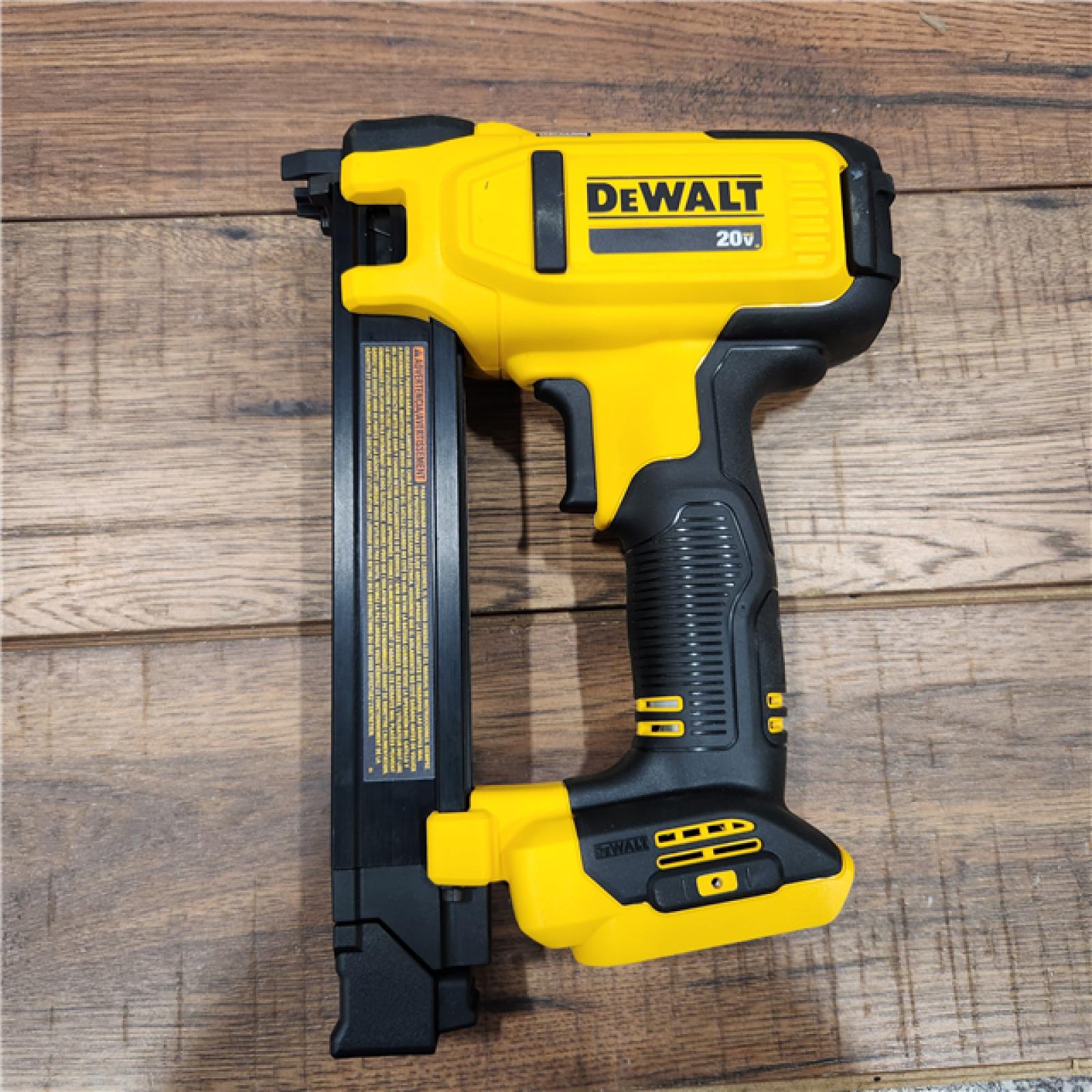 AS-IS DEWALT DCN701D1 20V Max Cordless Cable Stapler Kit