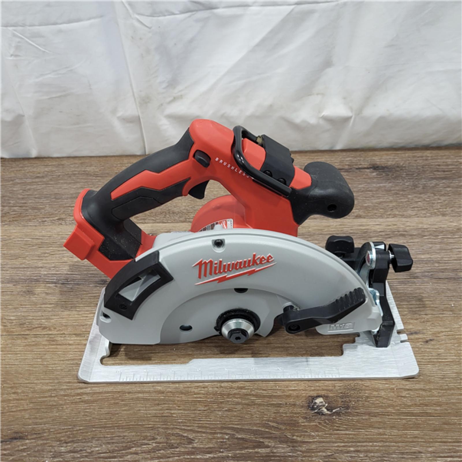 AS-IS Milwaukee M18 7-1/4  18V Brushless Circular Saw 2631-20 (Bare Tool)