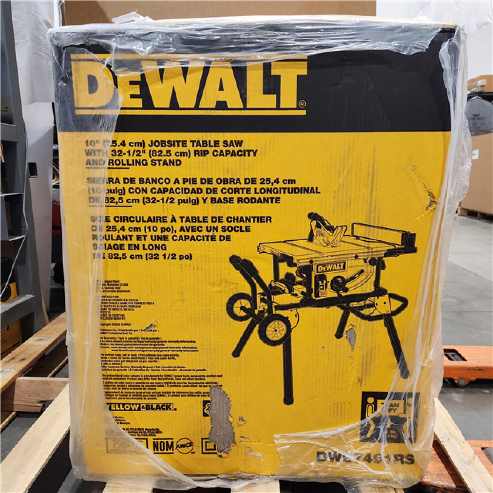 NEW DEWALT 15 Amp Corded 10 in. Job Site Table Saw with Rolling Stand ( APPEAR A NEW CONDITION)