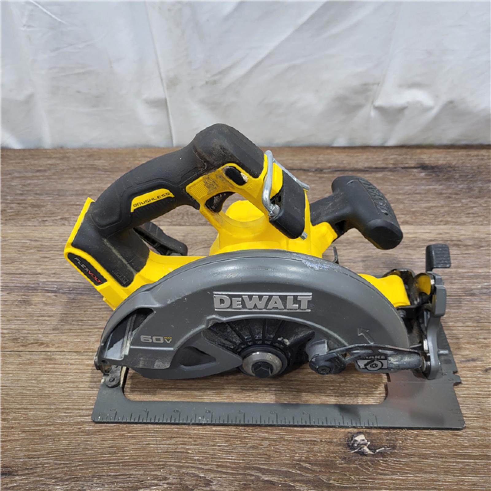 AS-IS DeWALT Flexvolt Max 7-1/4  60V Brushless Circular Saw DCS578B (Bare Tool)