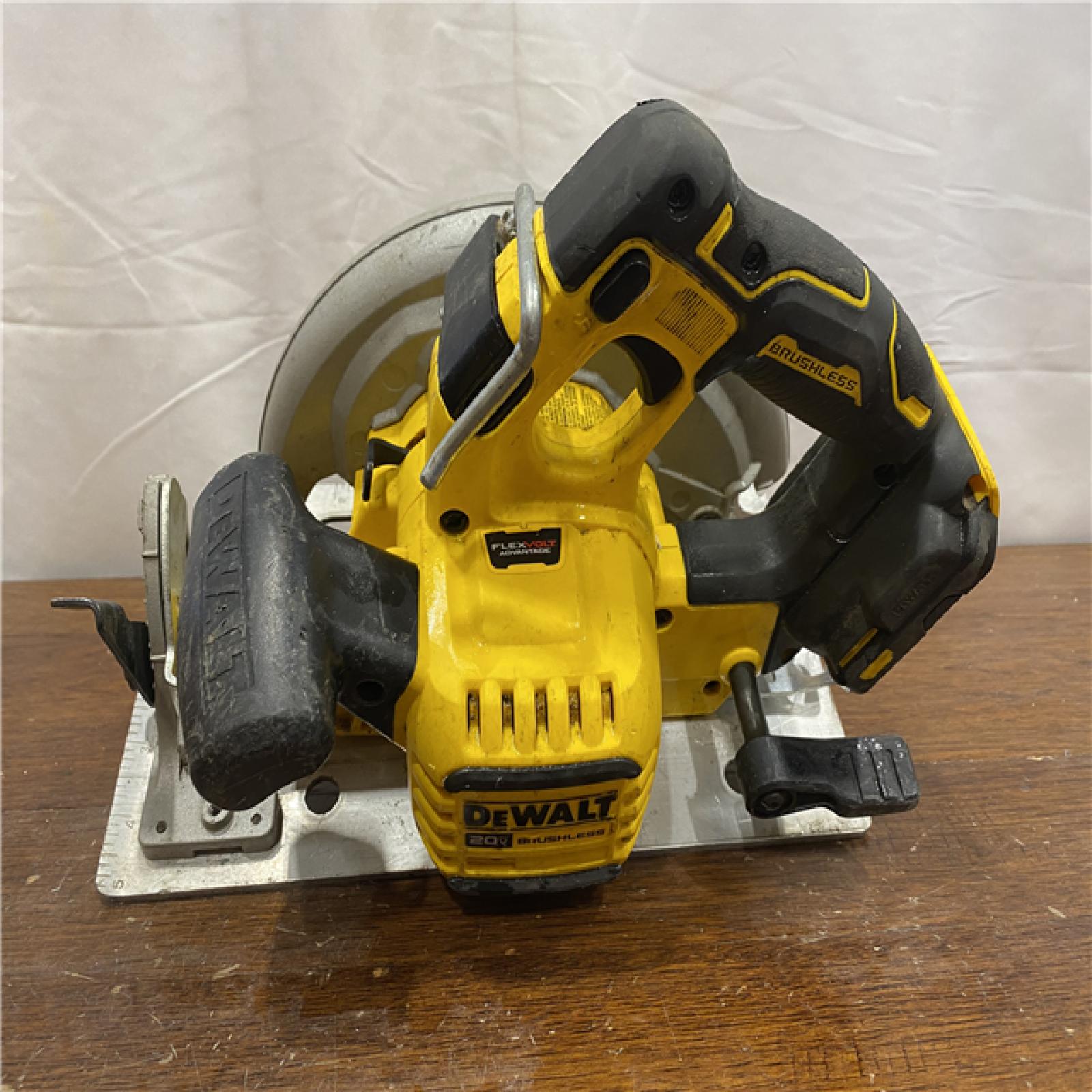 AS-ISDEWALT 20-Volt MAX 7-1/4 in. Cordless Circular Saw (Tool Only)