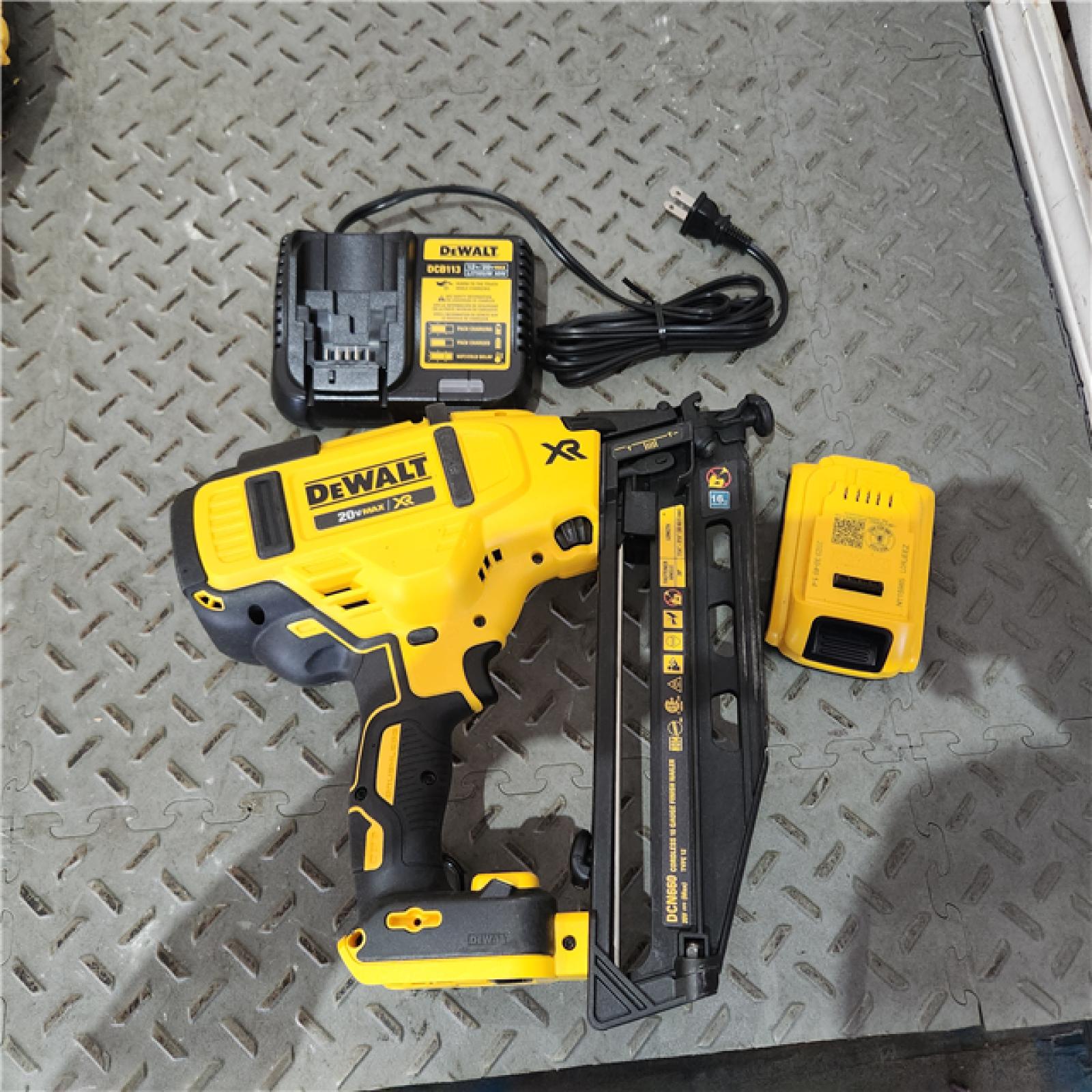 Houston location AS-IS 20V MAX XR 16-Gauge Electric Cordless Angled Finishing Nailer Kit