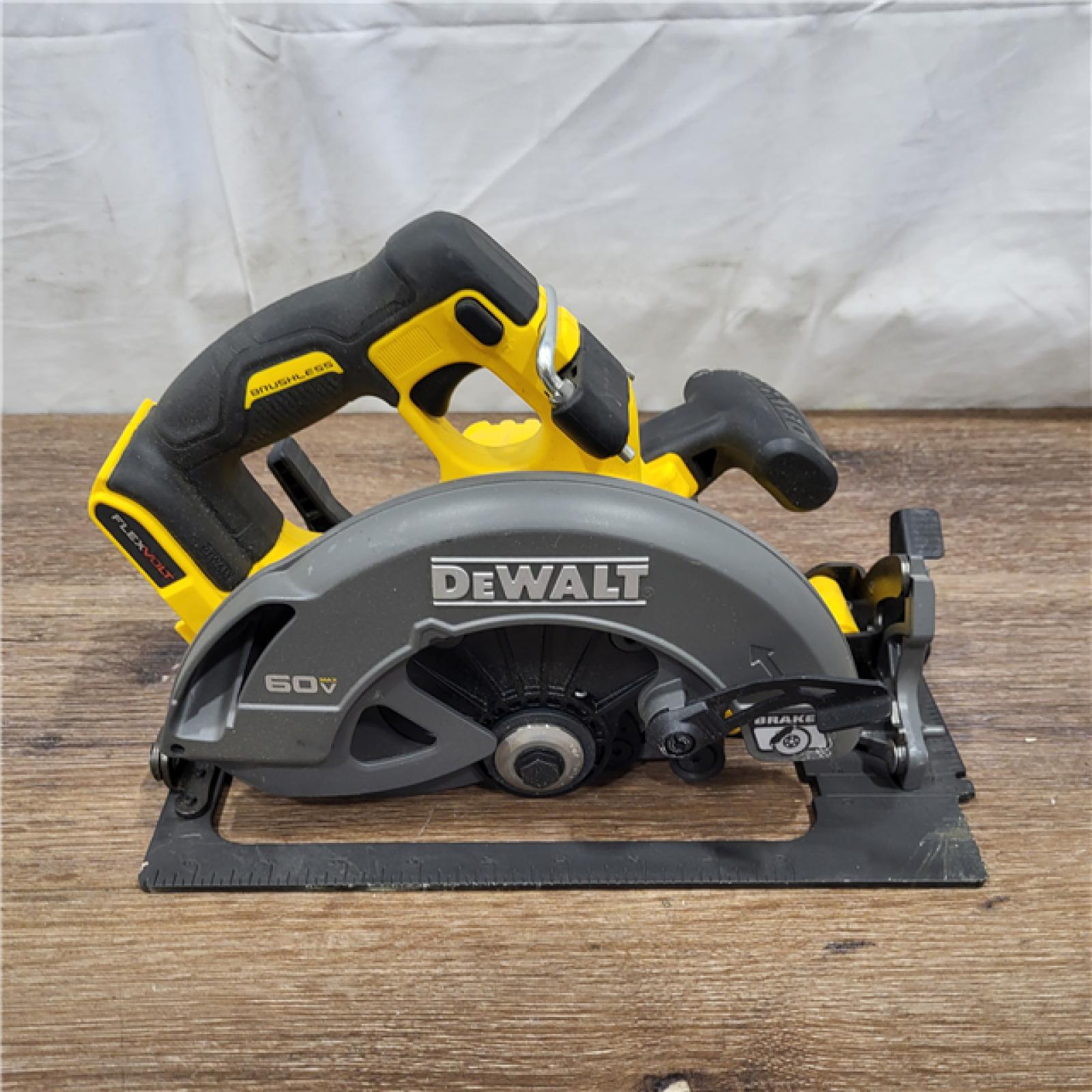 AS-IS 20V MAX Cordless Brushless 7-1/4 in. Sidewinder Style Circular Saw with FLEXVOLT ADVANTAGE (Tool Only)