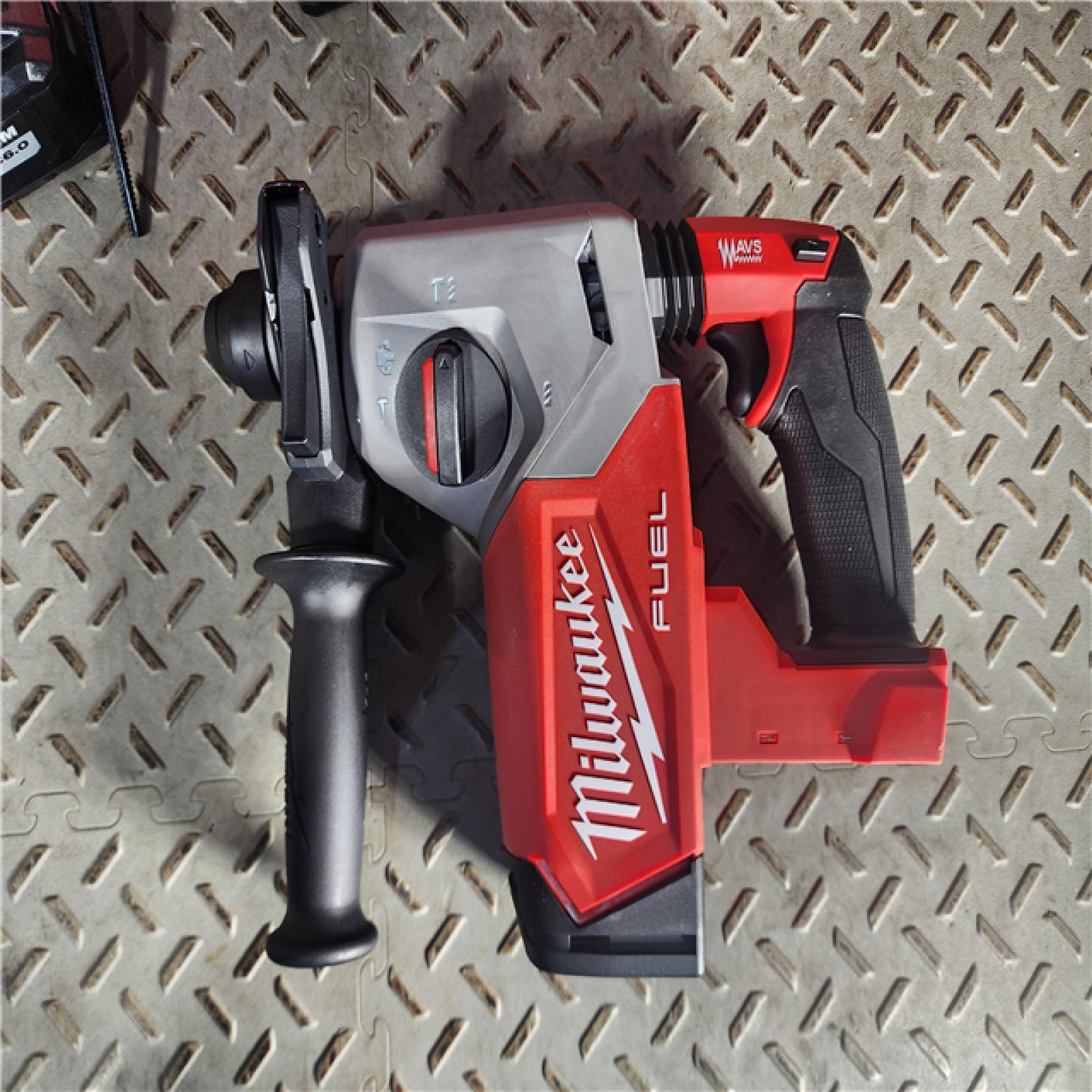 HOUSTON LOCATION - AS-IS (APPEARS LIKE NEW) Milwaukee 2912-22 M18 Fuel 18V 1  SDS Plus Rotary Hammer with Battery & Charger