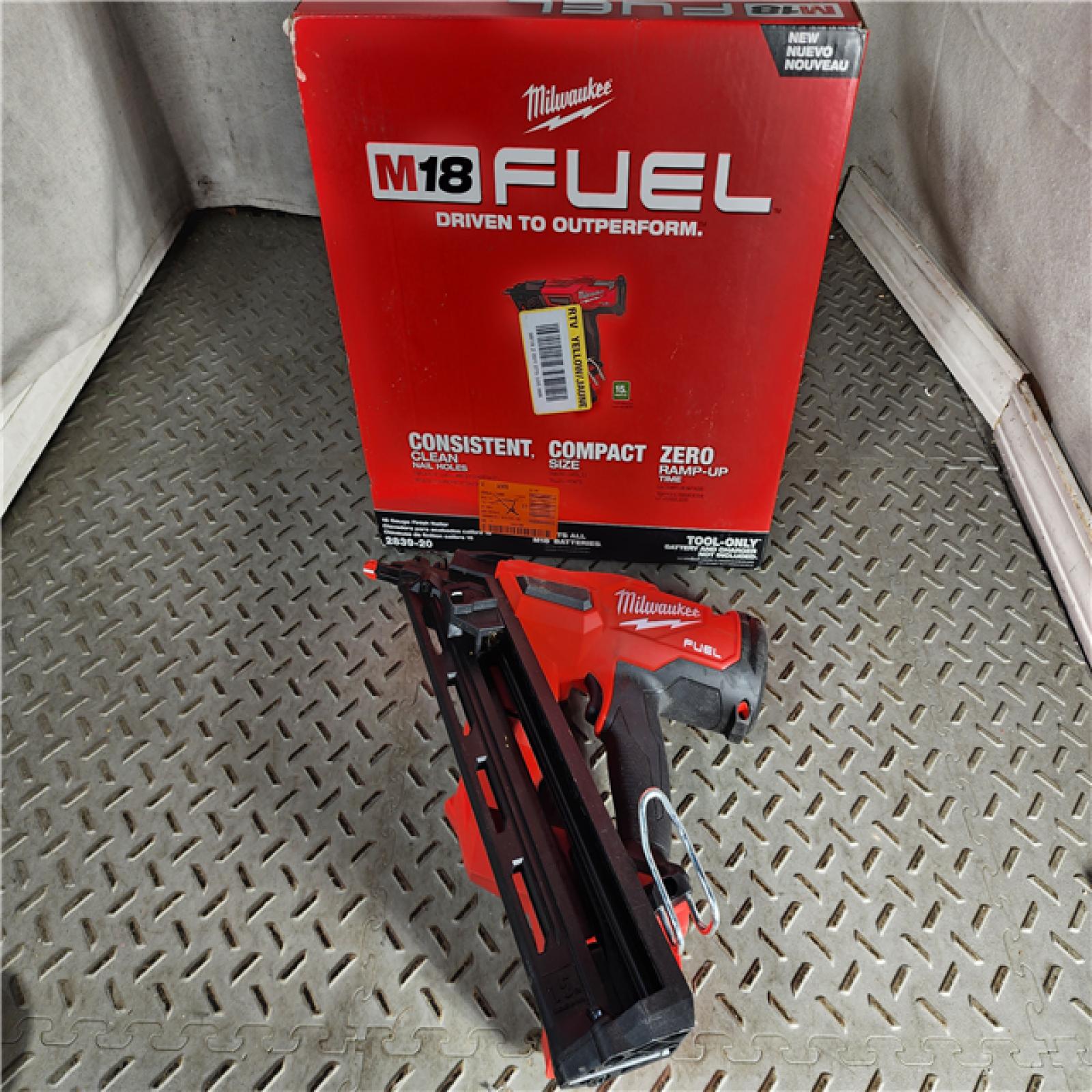 HOUSTON LOCATION - AS-IS Milwaukee 2839-20 M18 FUEL 15 Ga. 18 Volt Brushless Angled Finish Nailer (TOOL ONLY)