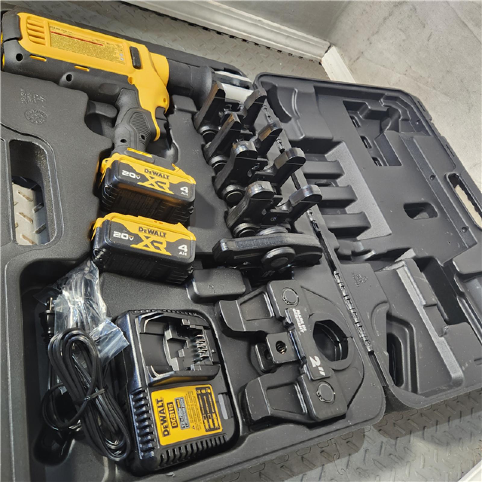 HOUSTON Location-AS-IS-DEWALT DCE200M2K 20V MAX* 1/2 - 4 Plumbing Press Tool Kit NEW!