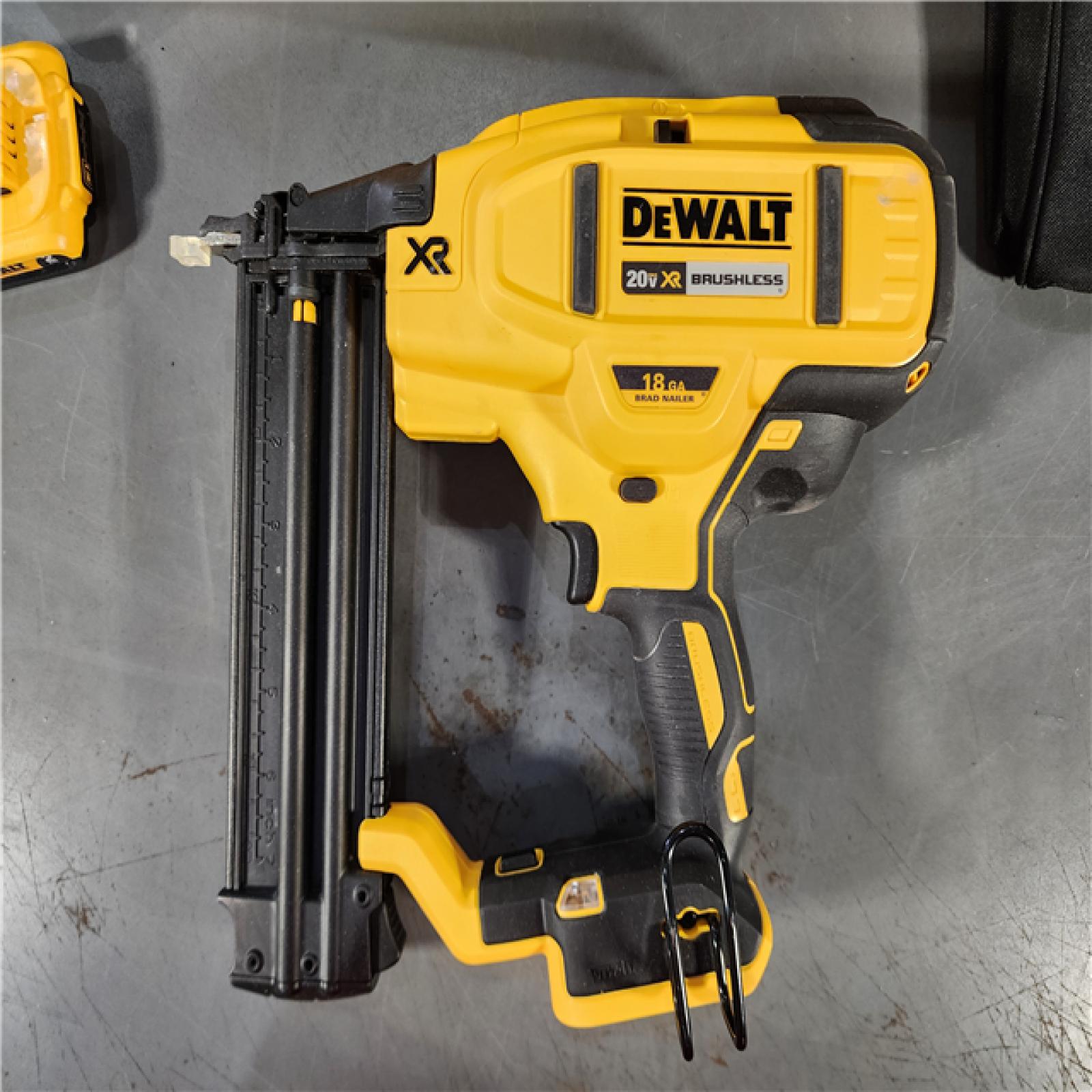 HOUSTON LOCATION - AS-IS DEWALT 20V MAX XR 18 Gauge Brad Nailer Kit