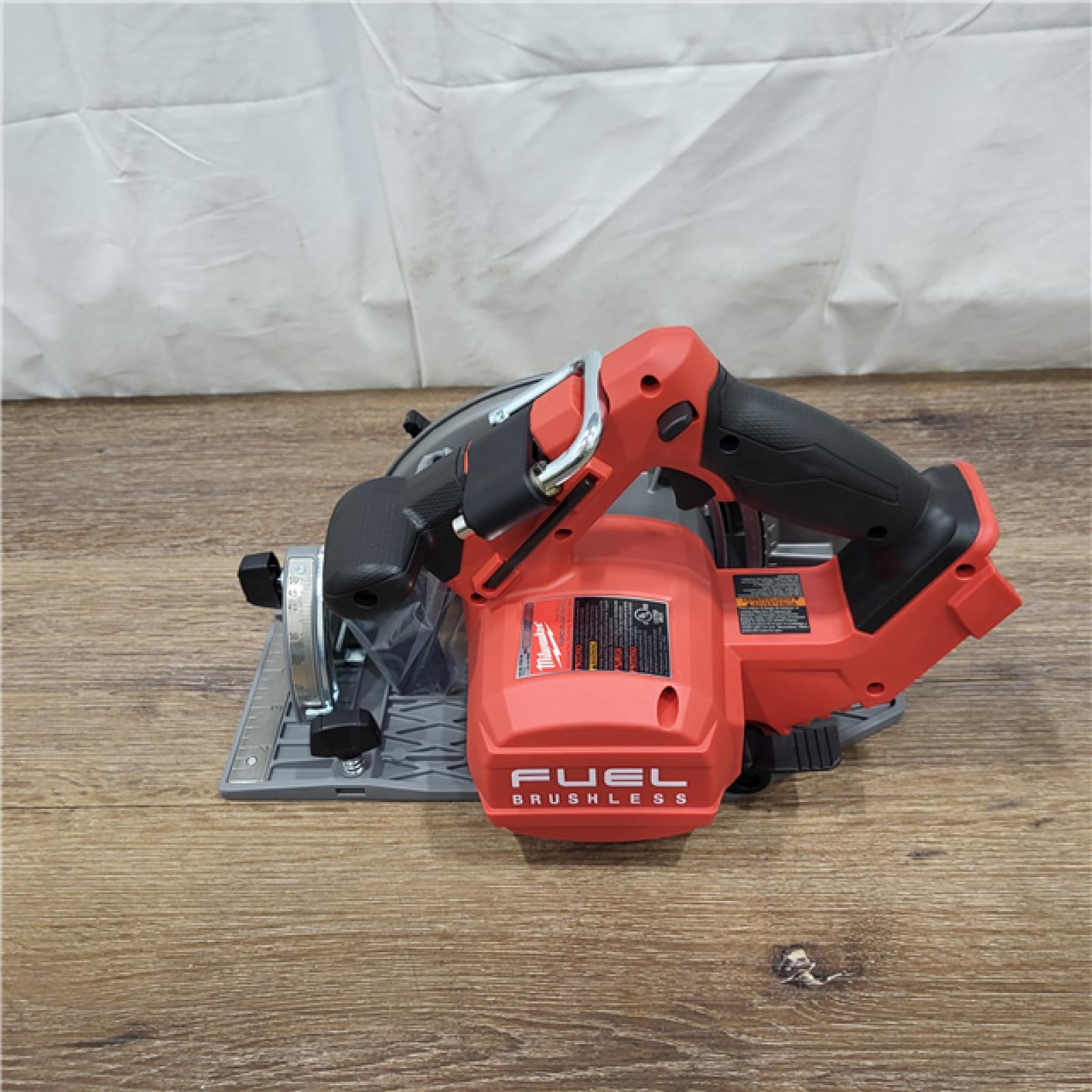 NEW! M18 FUEL 18V Lithium-Ion Brushless Cordless 7-1/4 in. Circular Saw (Tool-Only)