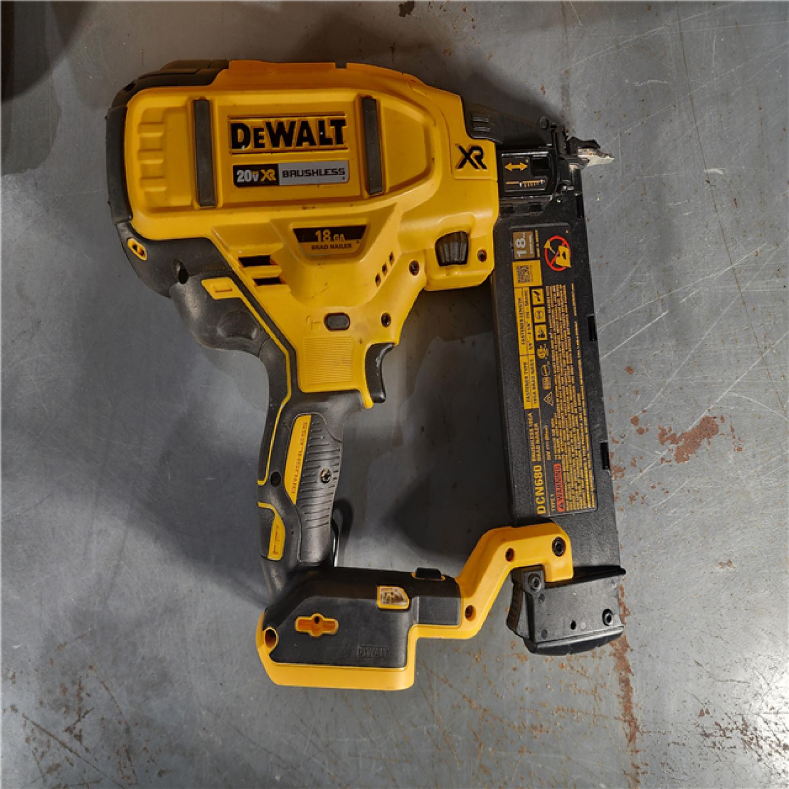 HOUSTON LOCATION - AS-IS DEWALT 20V MAX XR 18 Gauge Brad Nailer Kit