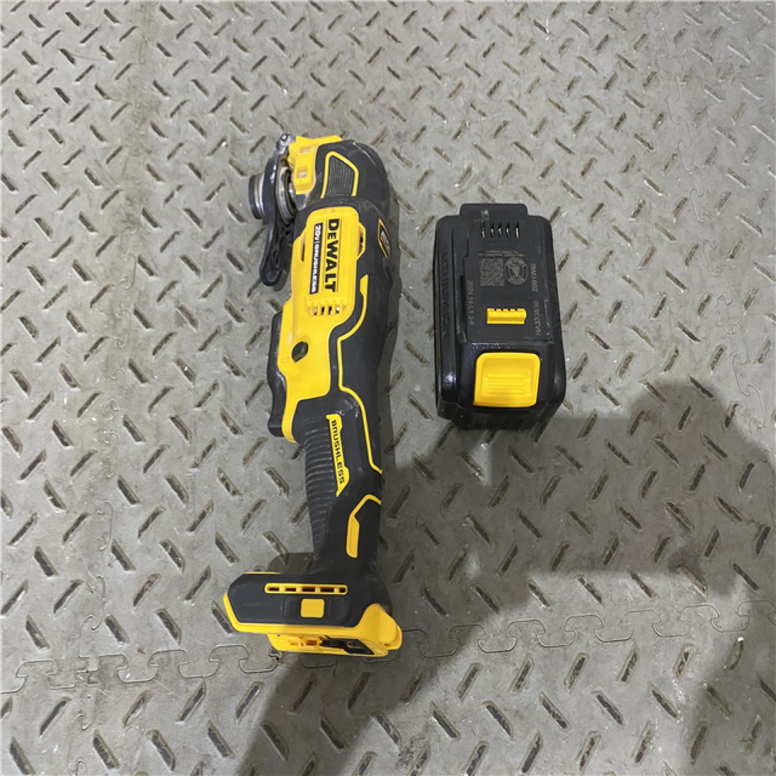 Houston location AS-IS DEWALT Atomic 20-Volt Lithium-Ion Oscillating Tool Kit with 3 Ah Battery