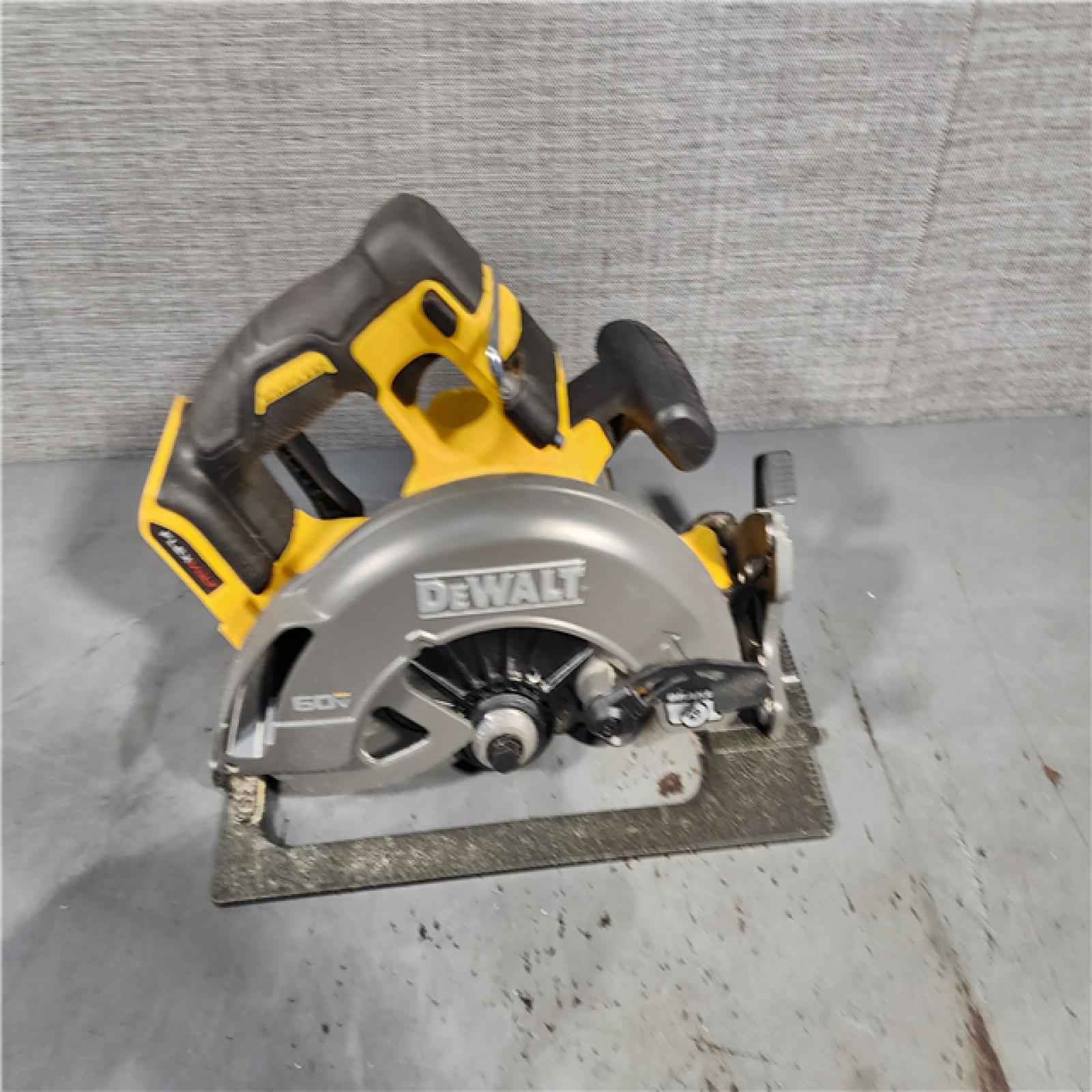 HOUSTON LOCATION - AS-IS DeWALT Flexvolt Max 7-1/4  60V Brushless Circular Saw DCS578B (Bare Tool)