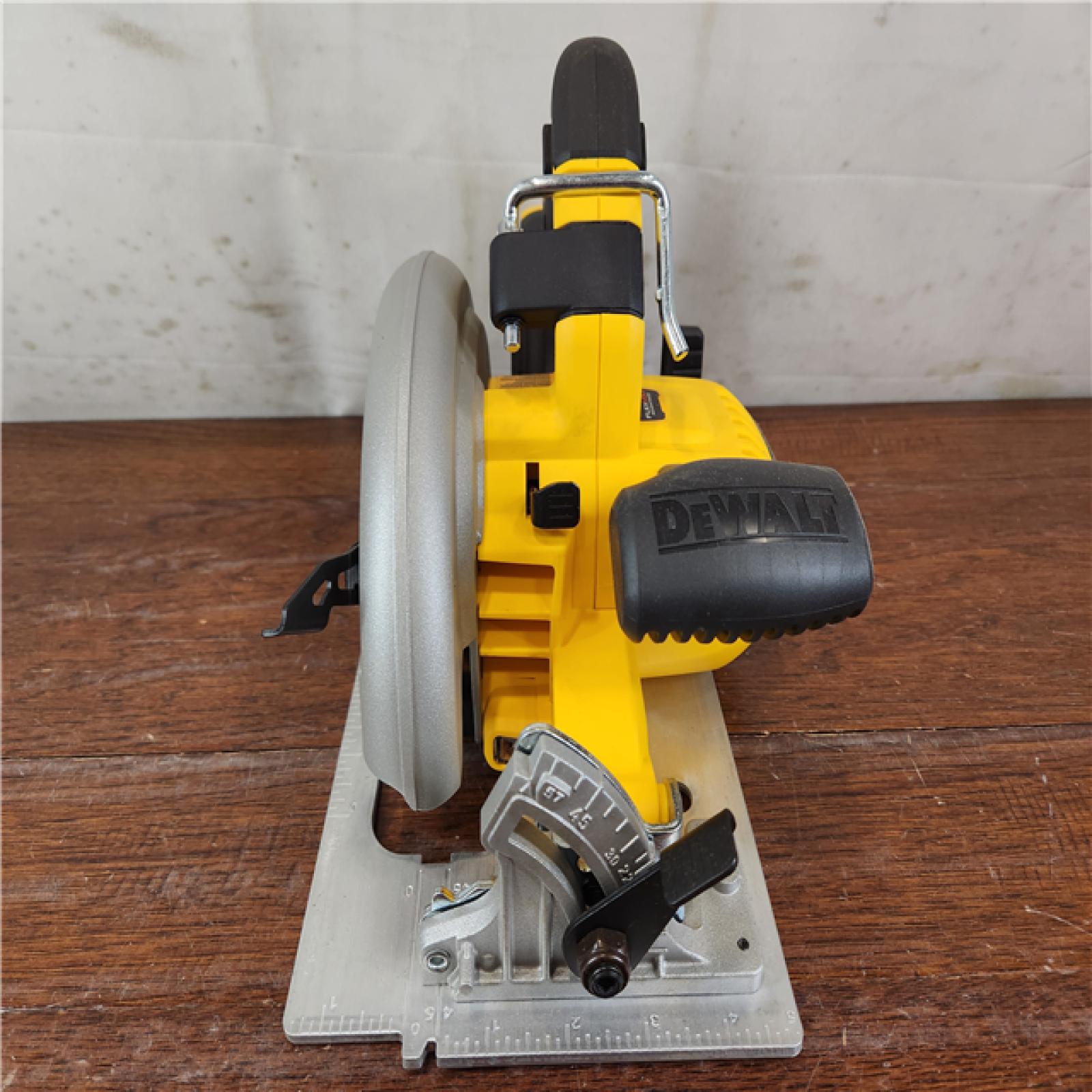 AS-IS DEWALT 20V MAX Cordless Brushless 7-1/4 in. Sidewinder Style Circular Saw w/ FLEXVOLT ADVANTAGE (Tool Only)