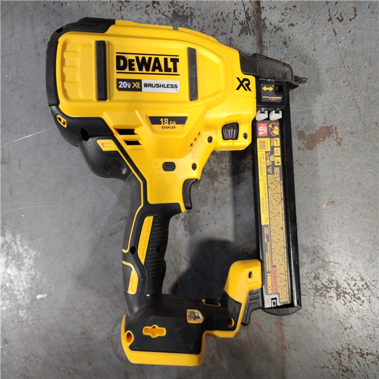 HOUSTON LOCATION - AS-IS DEWALT DCN681D1 20V 18Ga Stapler Kit