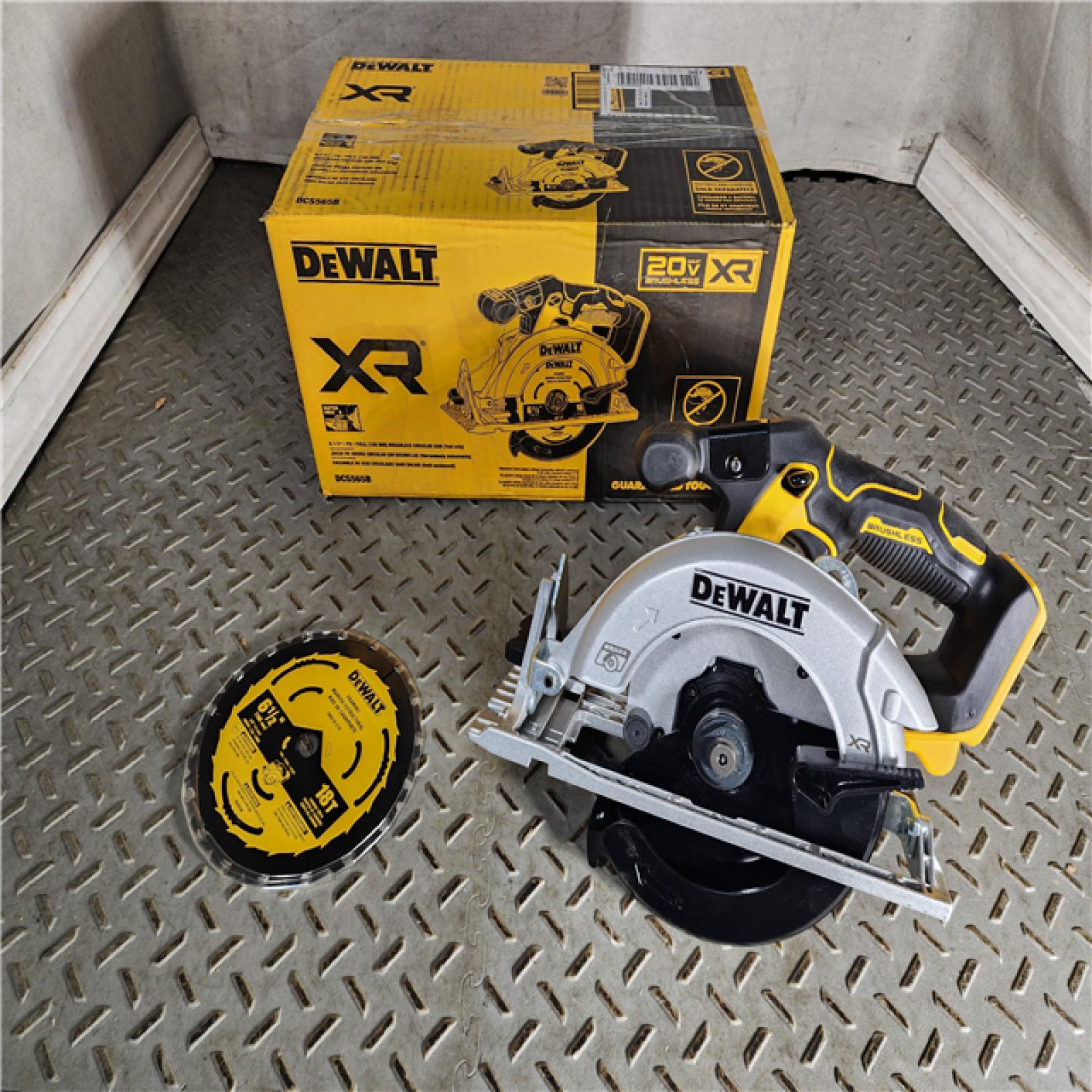 HOUSTON LOCATION - AS-IS (APPEARS LIKE NEW) DeWALT DCS565B 20V Max Brushless 6.5   Cordless Circular Saw