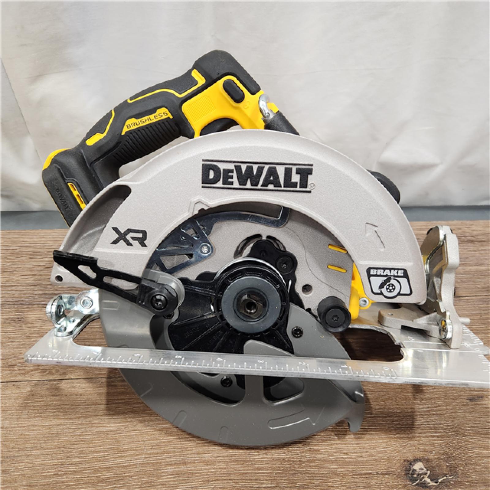 AS-IS DEWALT 20-Volt MAX 7-1/4 in. Cordless Circular Saw (Tool Only)