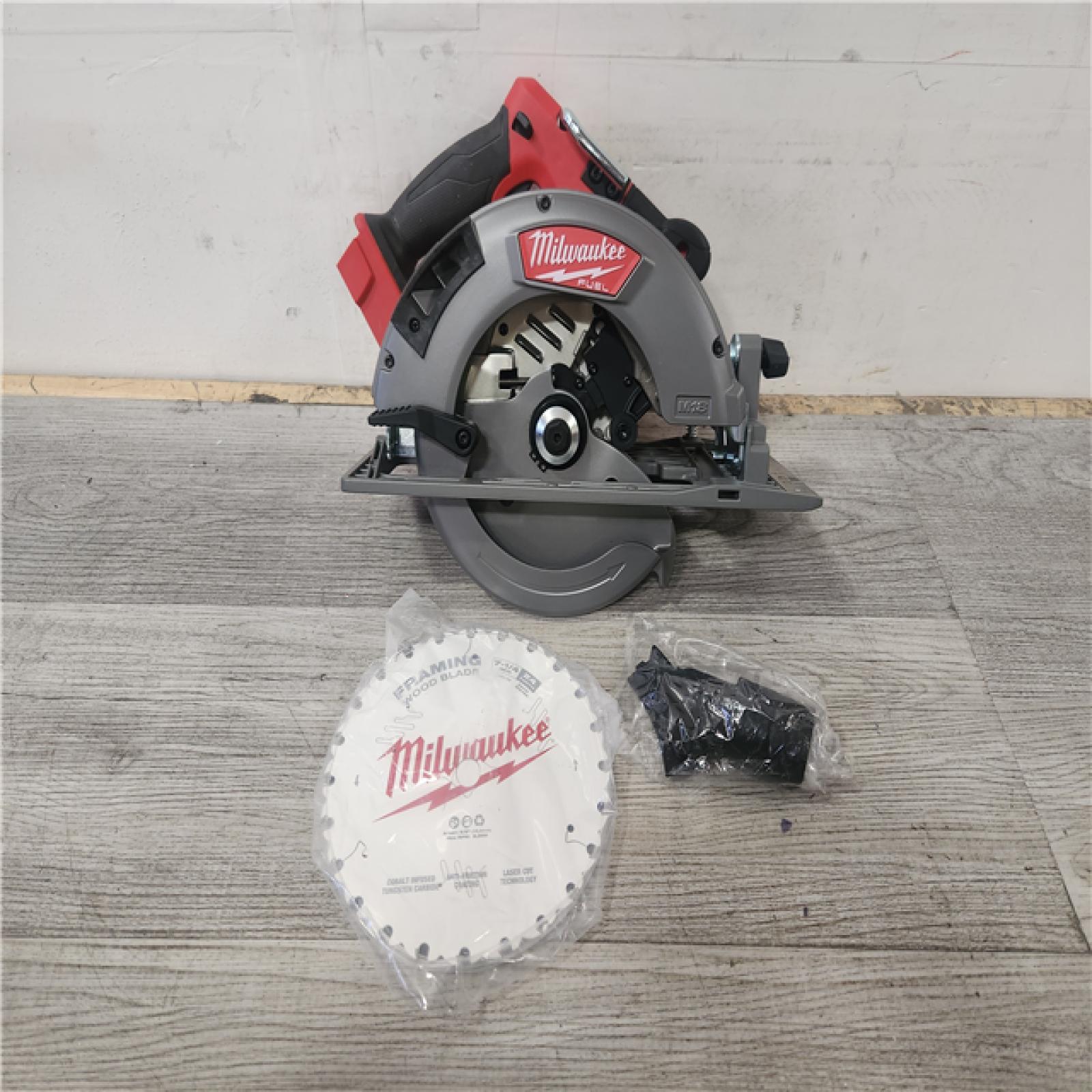 Phoenix Location Milwaukee M18 FUEL 18V Lithium-Ion Brushless Cordless 7-1/4 in. Circular Saw (Tool-Only)