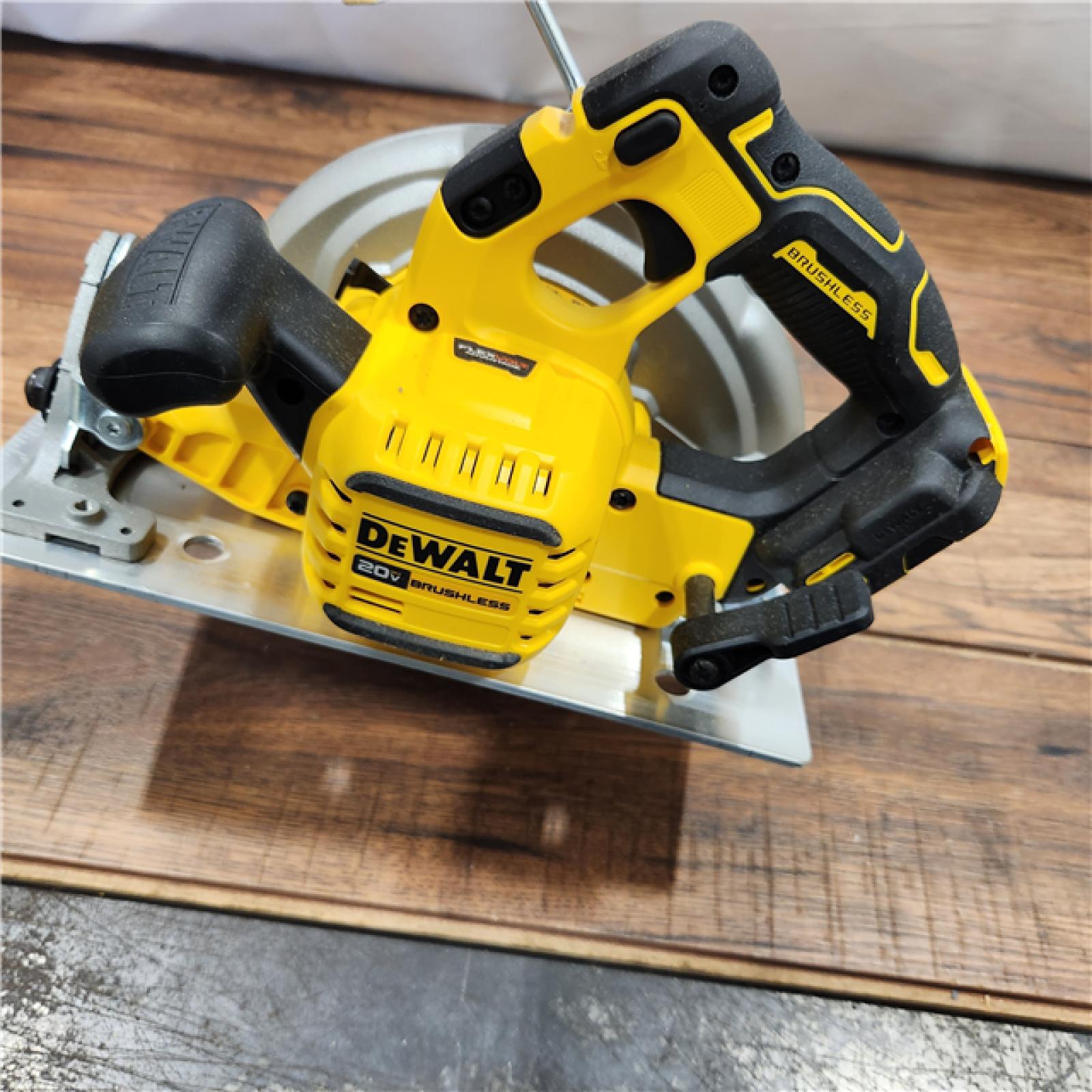 AS-IS DEWALT 20V MAX Cordless Brushless 7-1/4 in. Sidewinder Style Circular Saw w/ FLEXVOLT ADVANTAGE (Tool Only)