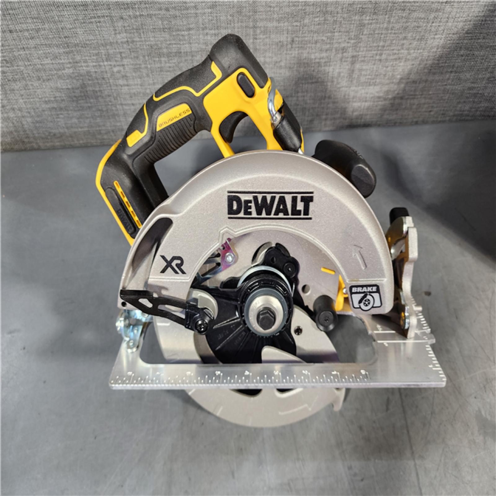 HOUSTON LOCATION - AS-IS DEWALT  20V MAX XR Cordless Brushless Circular Saw (Tool Only)