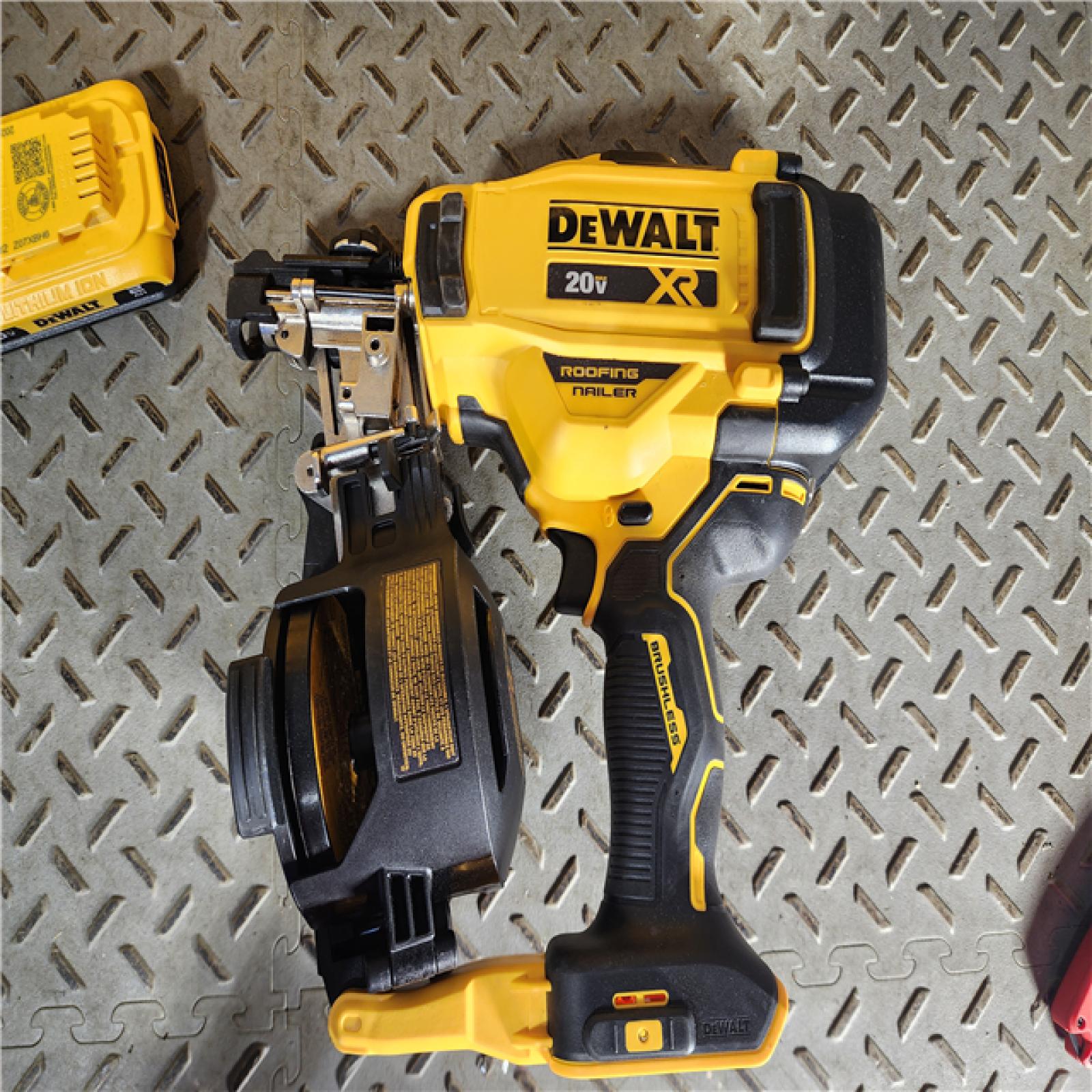 HOUSTON LOCATION - AS-IS DEWALT 2007898 Roofing Nailer Cordless (NO BAG)