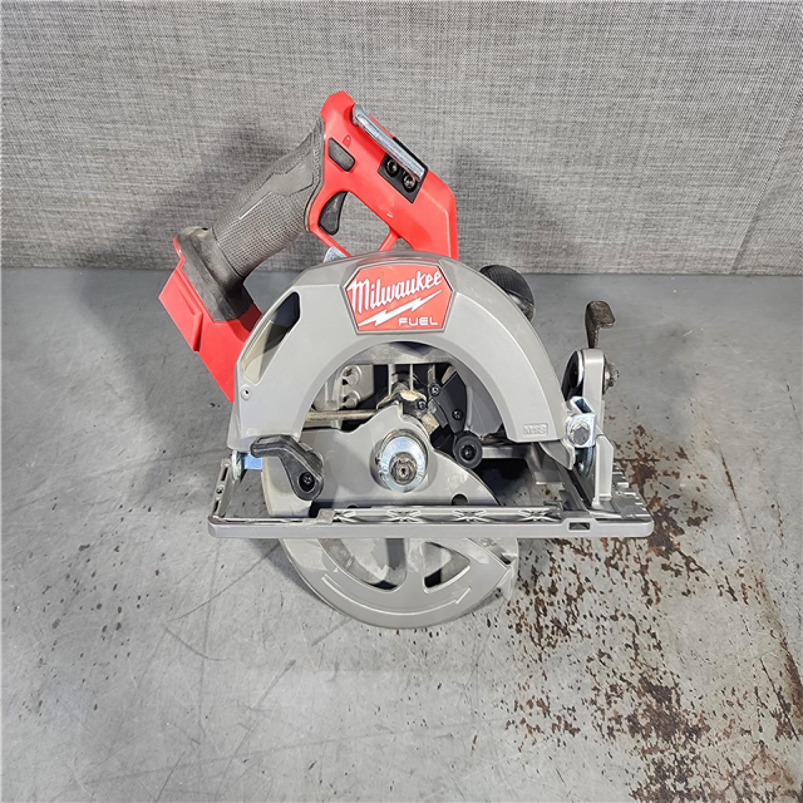 HOUSTON LOCATION - AS-IS Milwaukee M18 FUEL 18V Lithium-Ion Brushless Cordless 7-1/4 in. Circular Saw (Tool-Only)