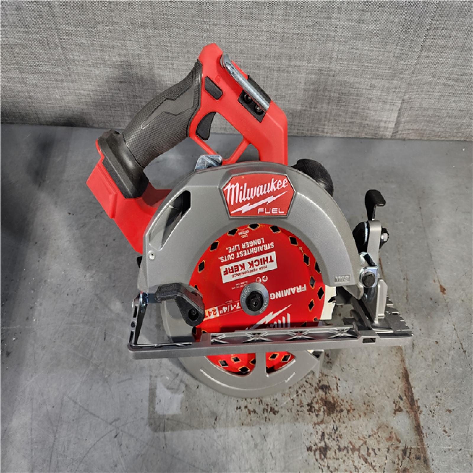 HOUSTON LOCATION - AS-IS Milwaukee M18 FUEL 18V Lithium-Ion Brushless Cordless 7-1/4 in. Circular Saw (Tool-Only)