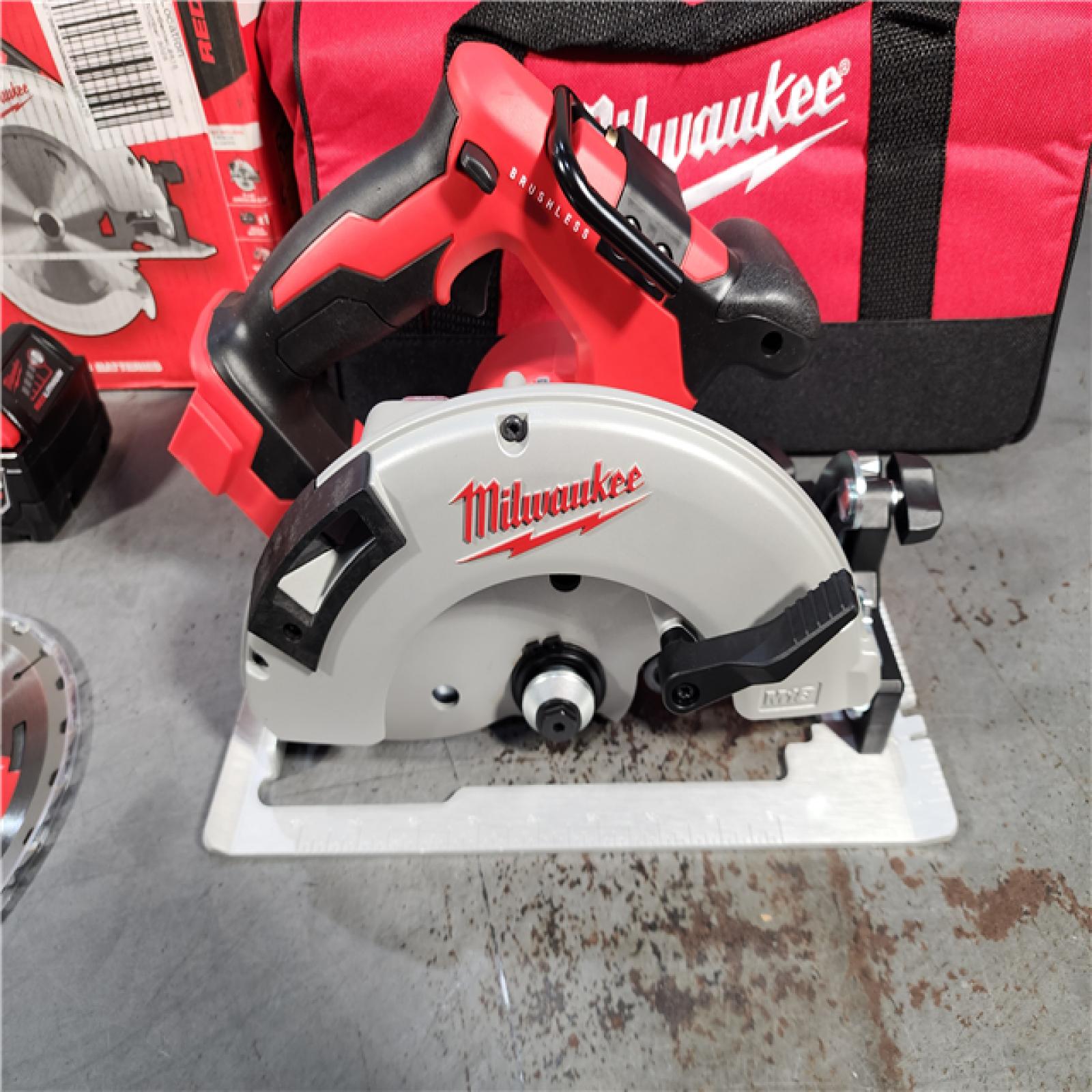 HOUSTON LOCATION - AS-IS (APPEARS LIKE NEW) Milwaukee M18 18-Volt Lithium-Ion Brushless Cordless 7-1/4 in. Circular Saw Kit with 1 Battery 5.0Ah, Charger and Bag