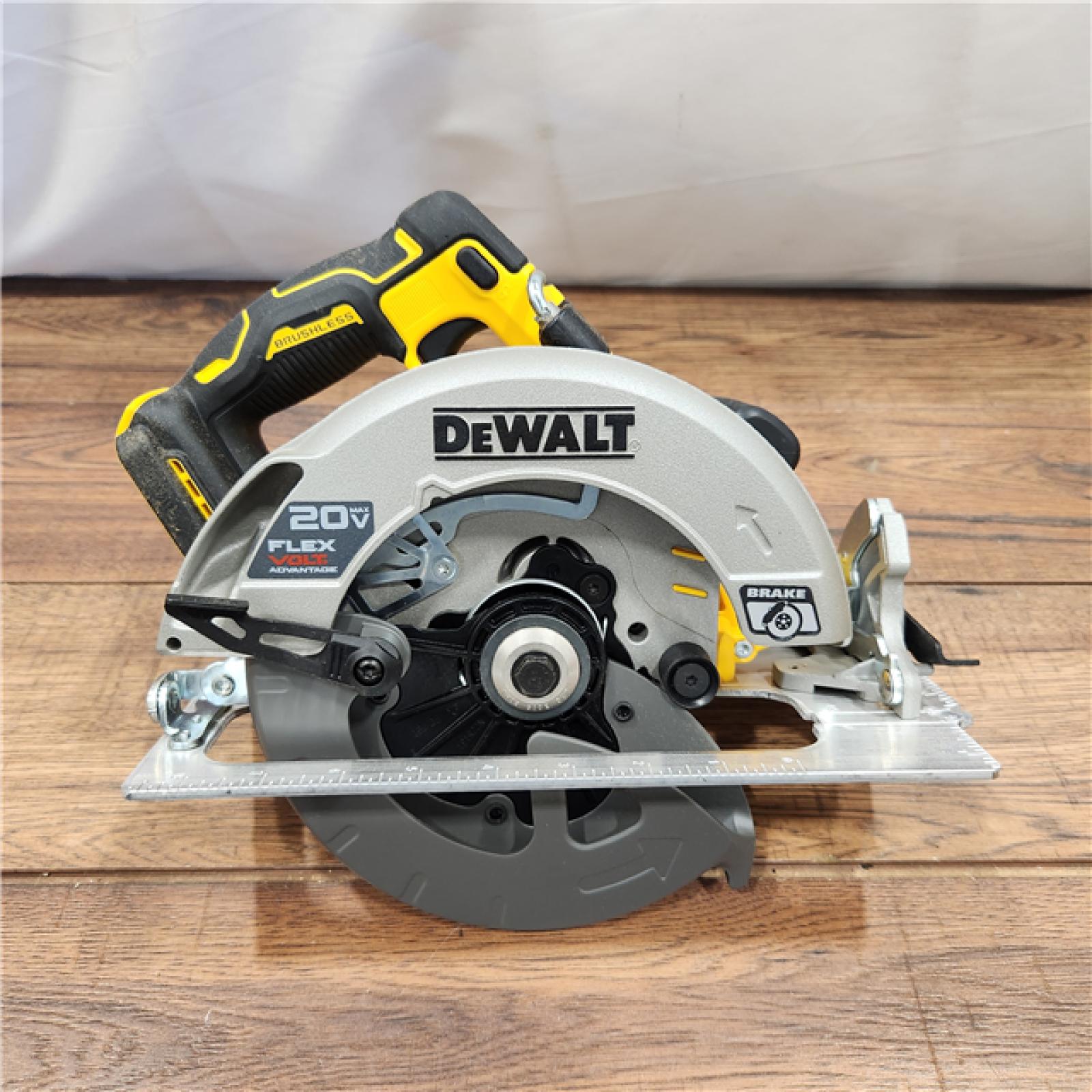 AS-IS DEWALT 20V MAX Cordless Brushless 7-1/4 in. Sidewinder Style Circular Saw w/ FLEXVOLT ADVANTAGE (Tool Only)