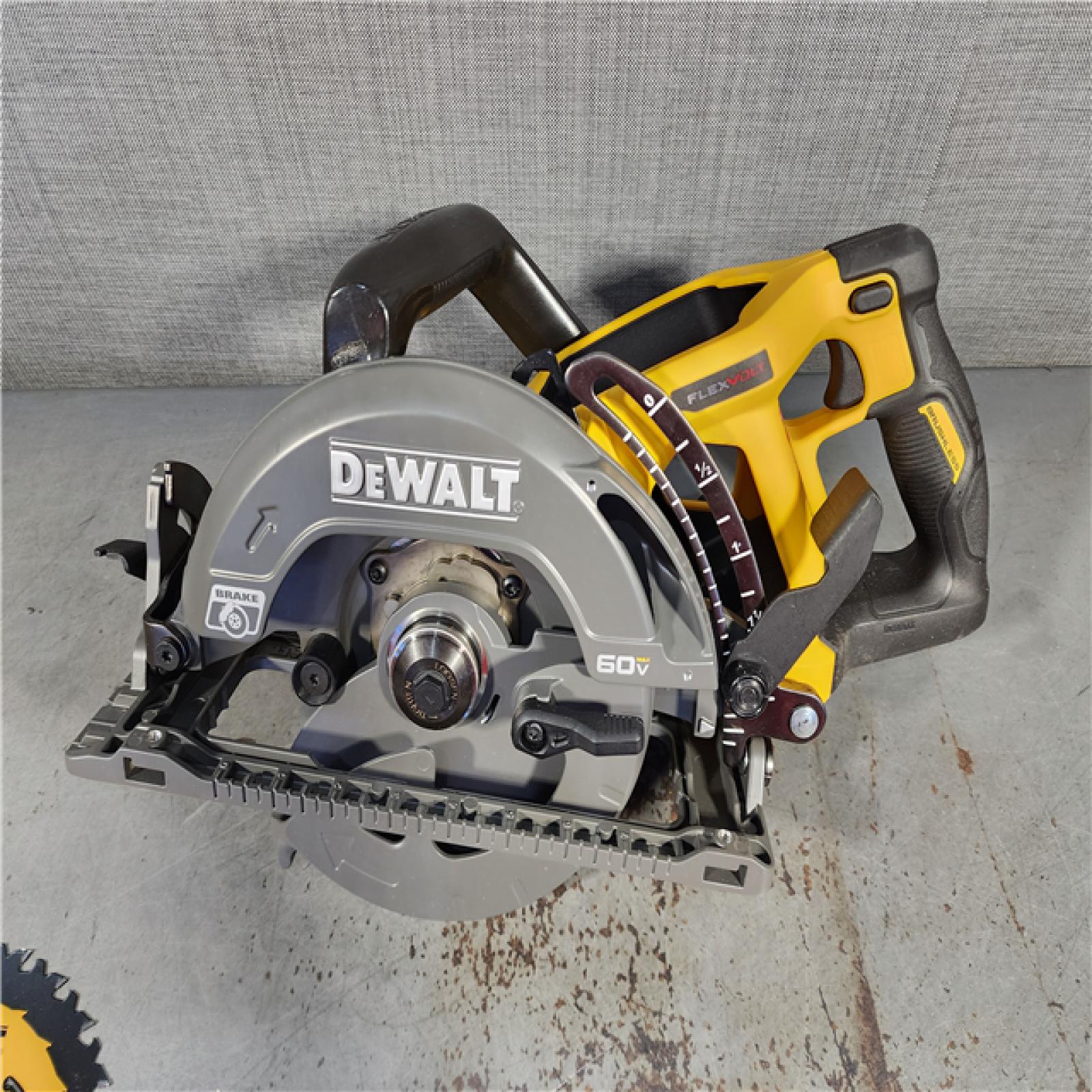 HOUSTON LOCATION - AS-IS (APPEARS LIKE NEW) DEWALT FLEXVOLT 60V MAX Cordless Brushless 7-1/4 in. Wormdrive Style Circular Saw (Tool Only)