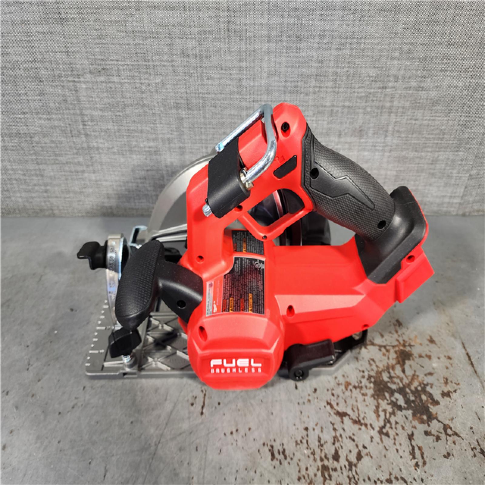 HOUSTON LOCATION - AS-IS (APPEARS LIKE NEW) Milwaukee M18 FUEL 18V Lithium-Ion Brushless Cordless 7-1/4 in. Circular Saw (Tool-Only)