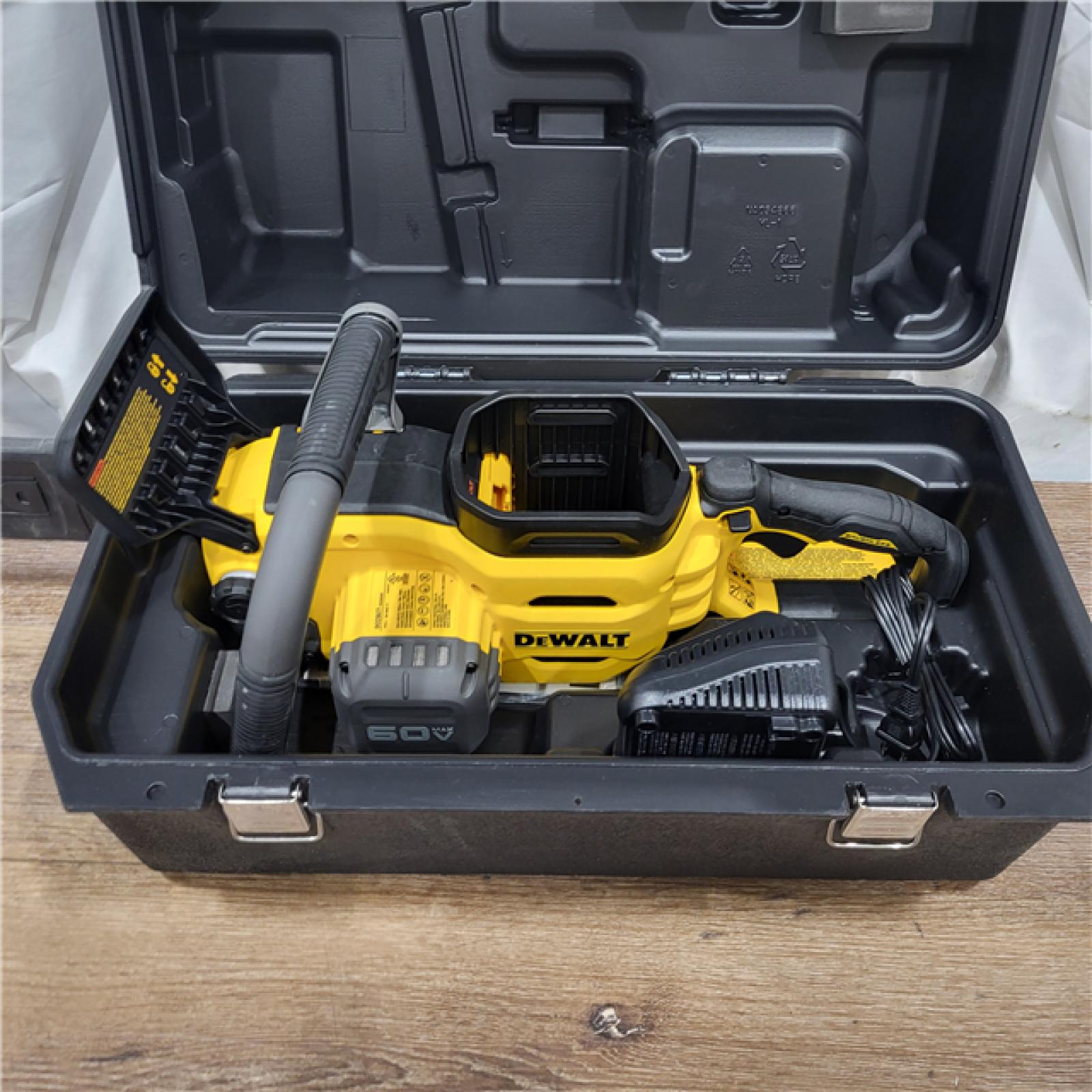 AS-IS DeWalt FLEXVOLT 60V MAX 20 in. Brushless Cordless Chainsaw Kit w/ Case