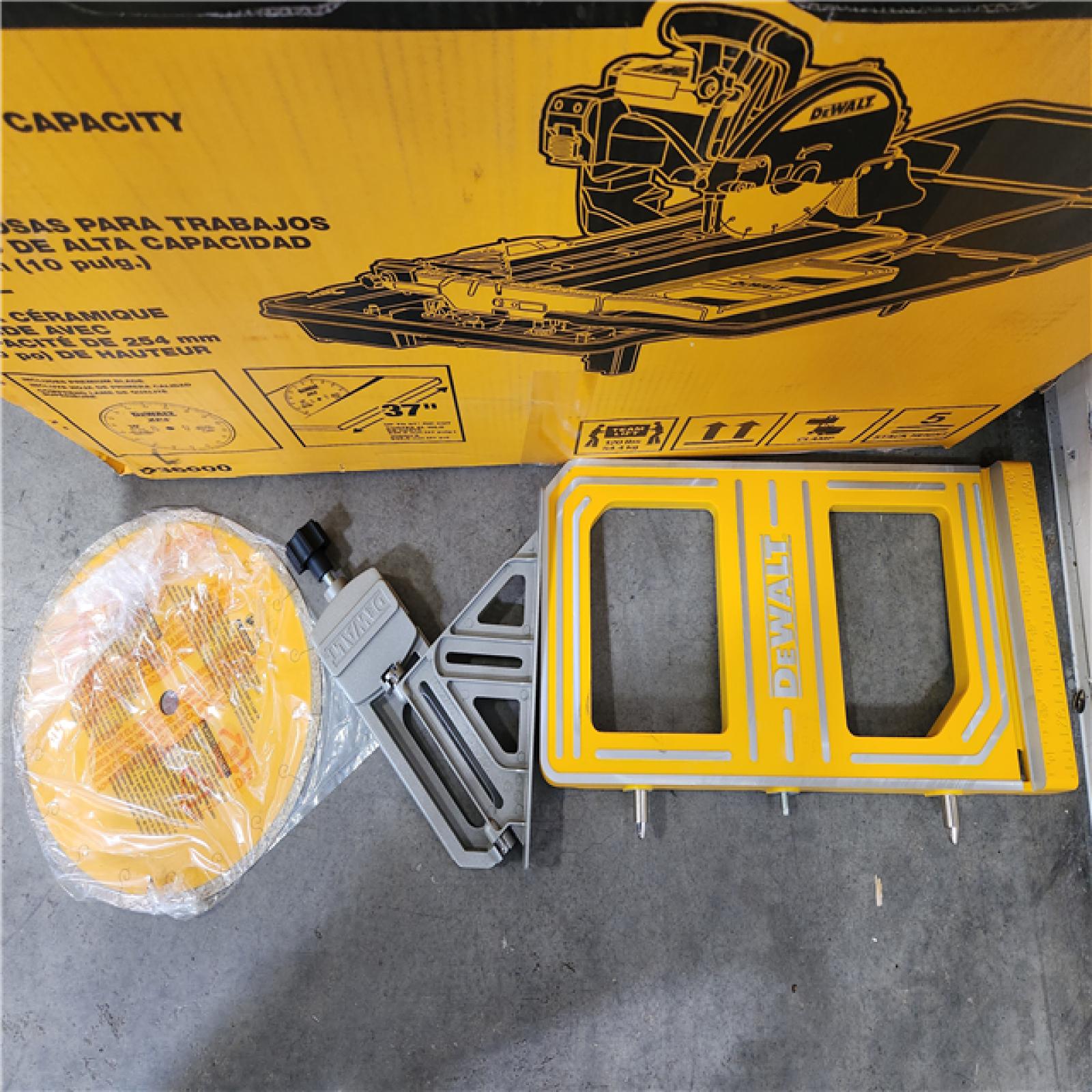 Phoenix Location Like NEW DEWALT 10 in. High Capacity Wet Tile Saw D36000