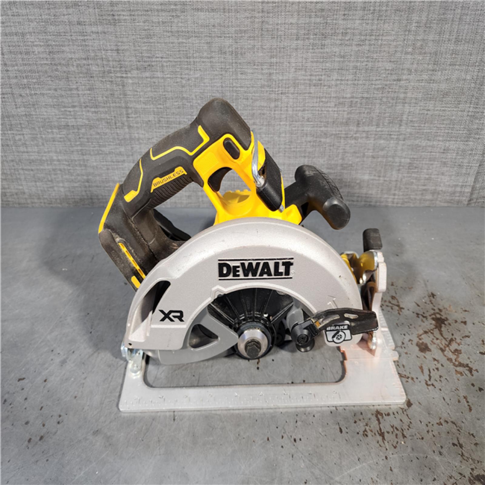 HOUSTON LOCATION - AS-IS DEWALT 20-Volt MAX 7-1/4 in. Cordless Circular Saw (Tool Only)