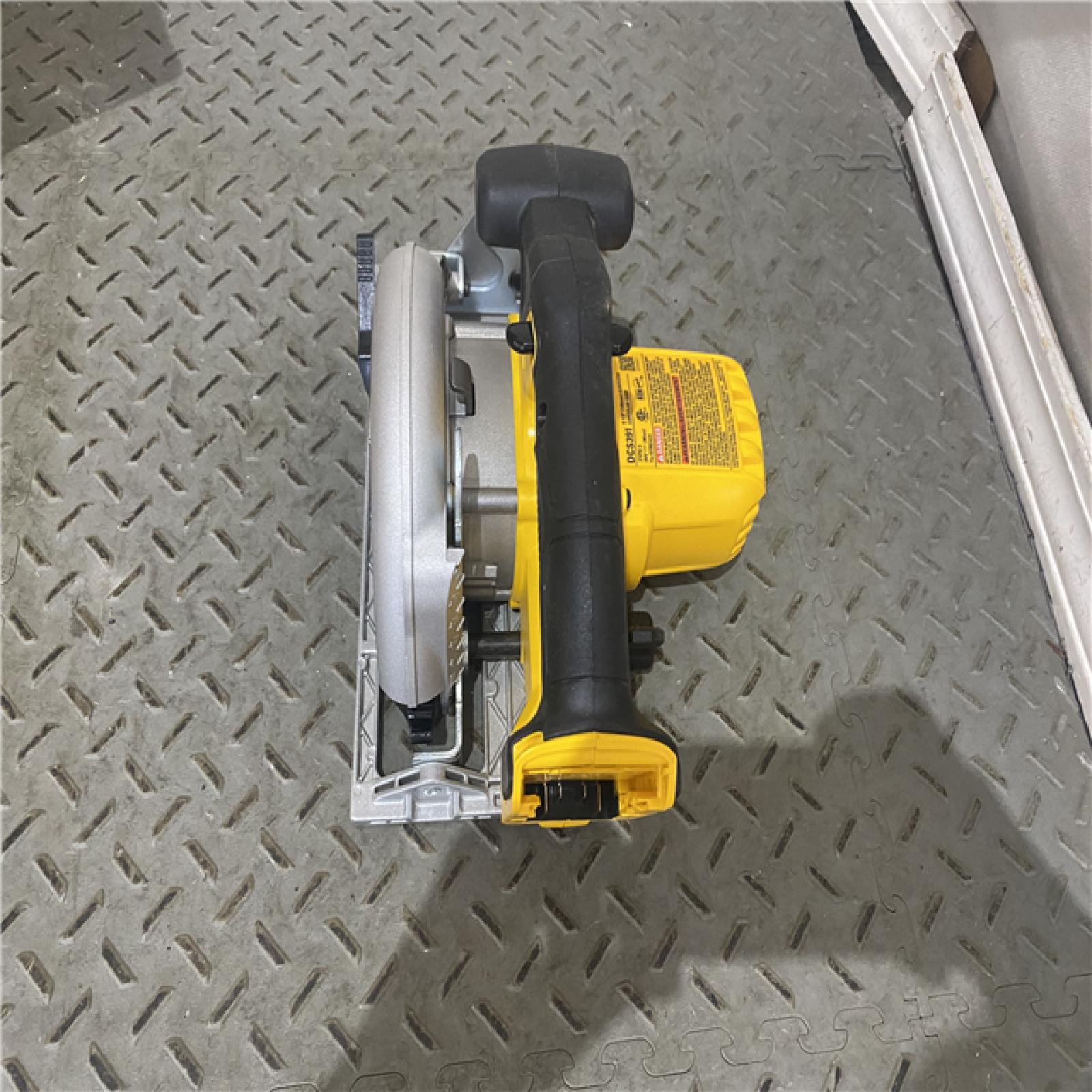 Houston location AS-IS DEWALT 6-1/2'' 165MM CIRCULAR SAW