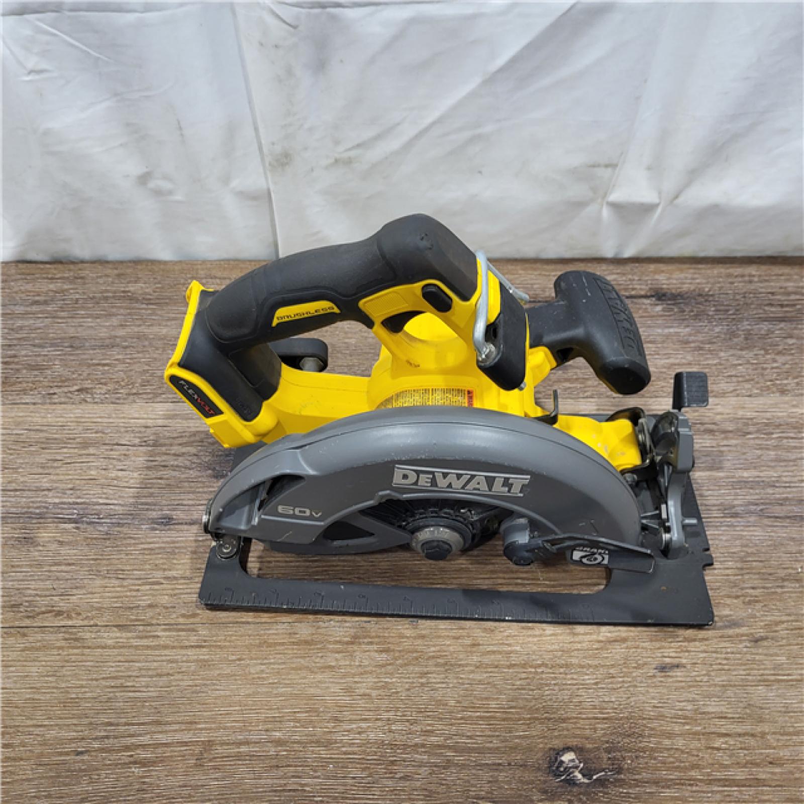 AS-IS DeWALT Flexvolt Max 7-1/4  60V Brushless Circular Saw DCS578B