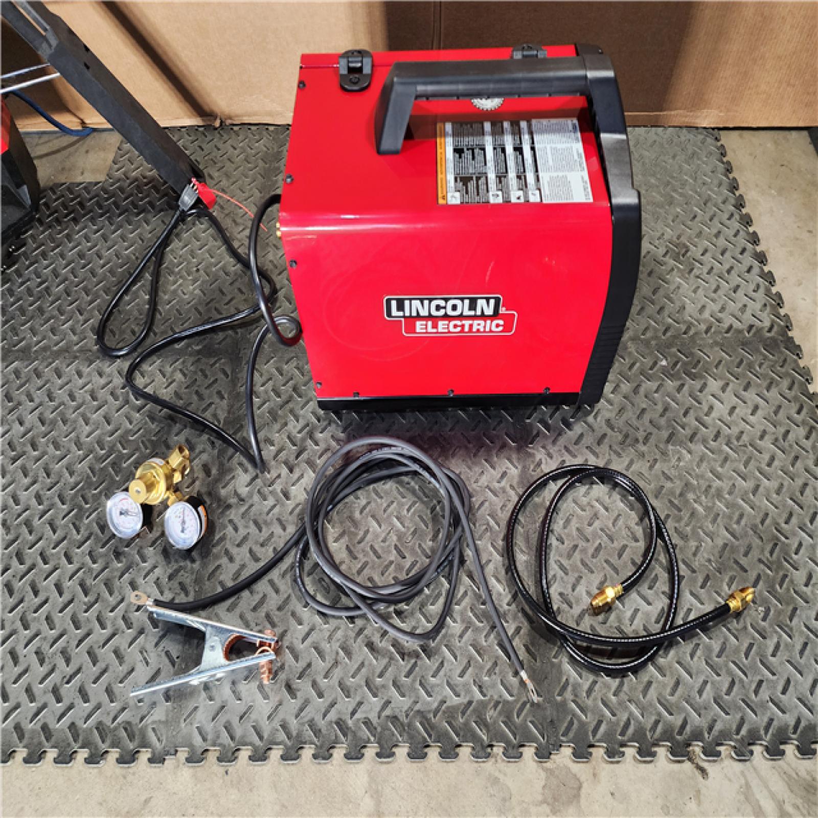 HOUSTON LOCATION - AS-IS Lincoln Electric 140 amp weld pak 140hd