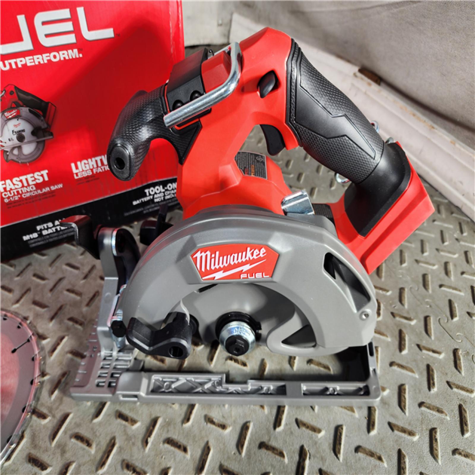 HOUSTON LOCATION - AS-IS (APPEARS LIKE NEW) M18 FUEL 18V Lithium-Ion Brushless Cordless 6-1/2 in. Circular Saw (Tool-Only)