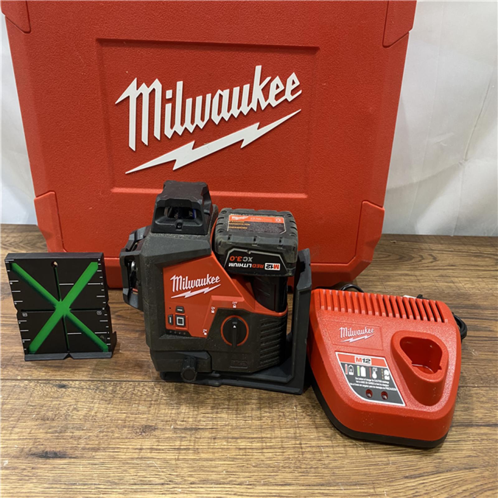 AS IS Milwaukee-3632-21 M12 Green Beam Laser 360Â° 3-Plane Kit