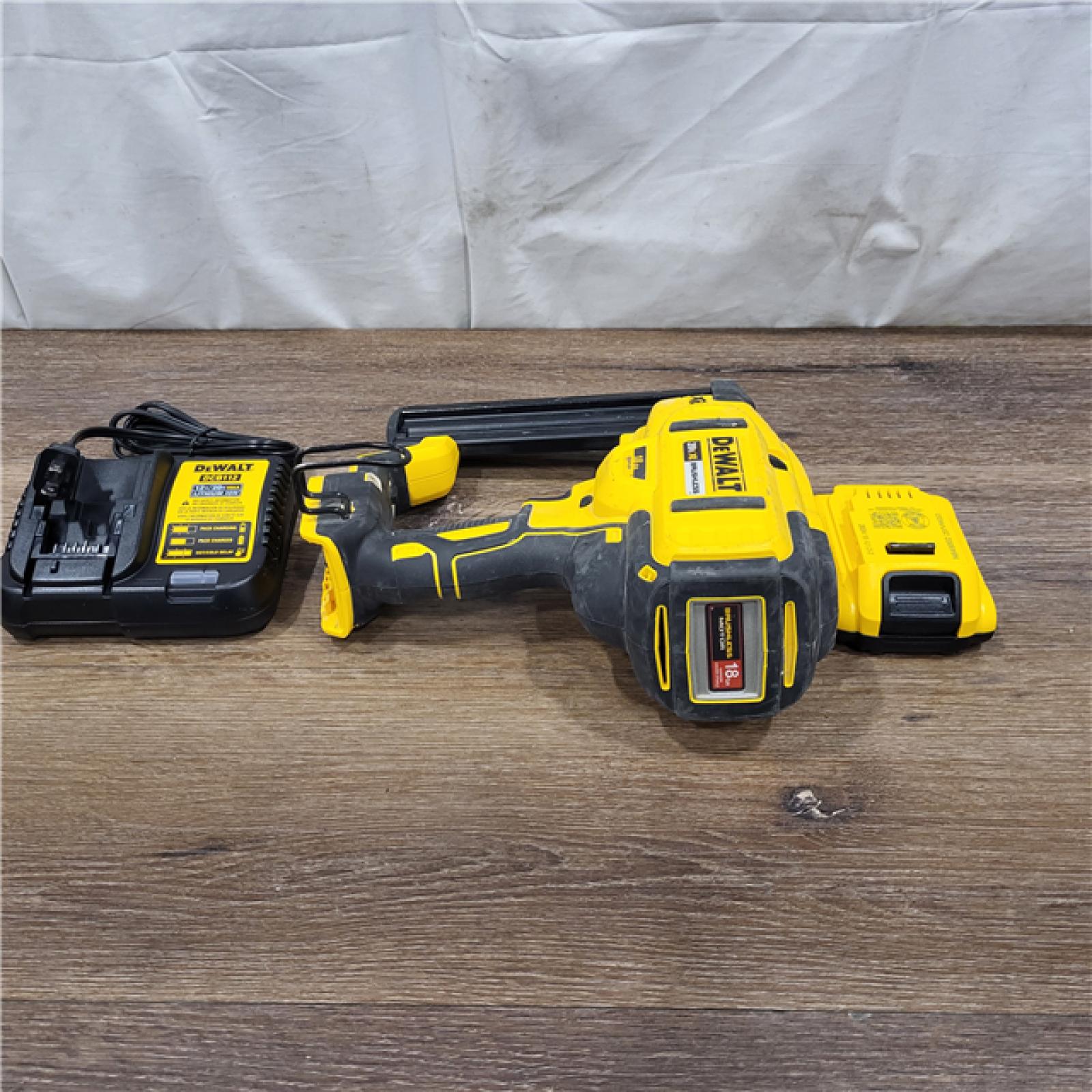 AS-IS  in Box DEWALT DCN681D1 20V 18Ga Stapler Kit