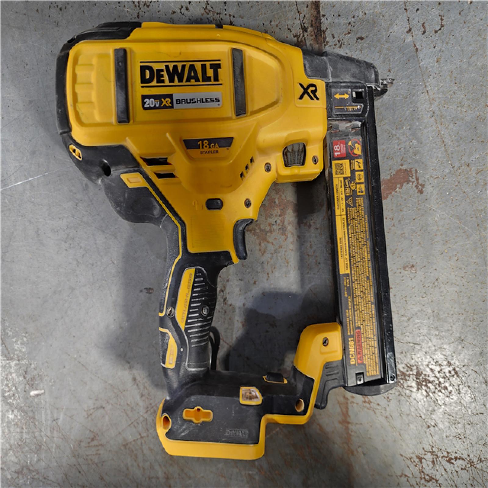 HOUSTON LOCATION - AS-IS DEWALT DCN681D1 20V 18Ga Stapler Kit