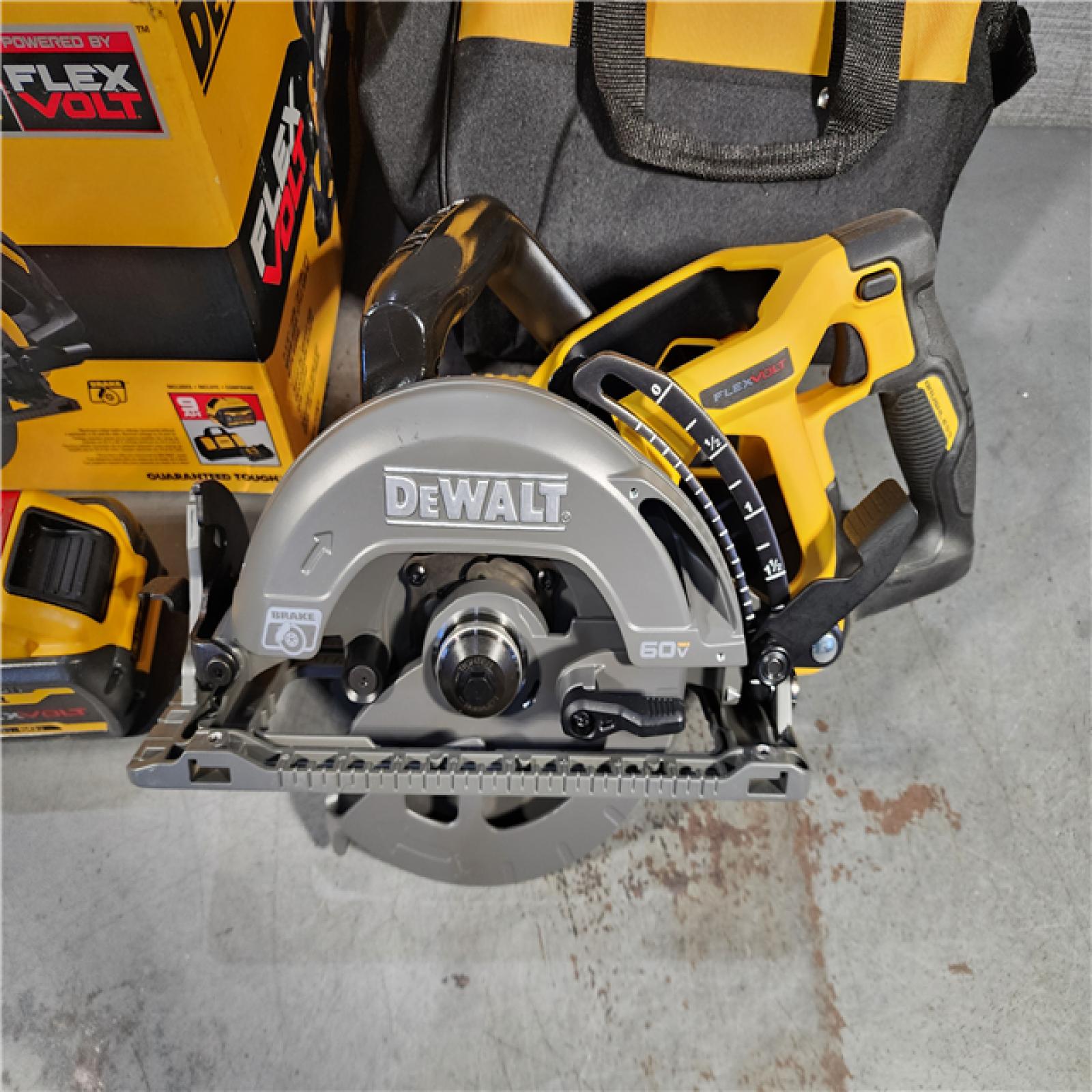 HOUSTON LOCATION - AS-IS (APPEARS LIKE NEW) DEWALT DCS577X1 60V FLEXVOLT MAX Lithium-Ion 7-1/4 Brushless Cordless Wormdrive Style Circular Saw Kit 9.0 Ah