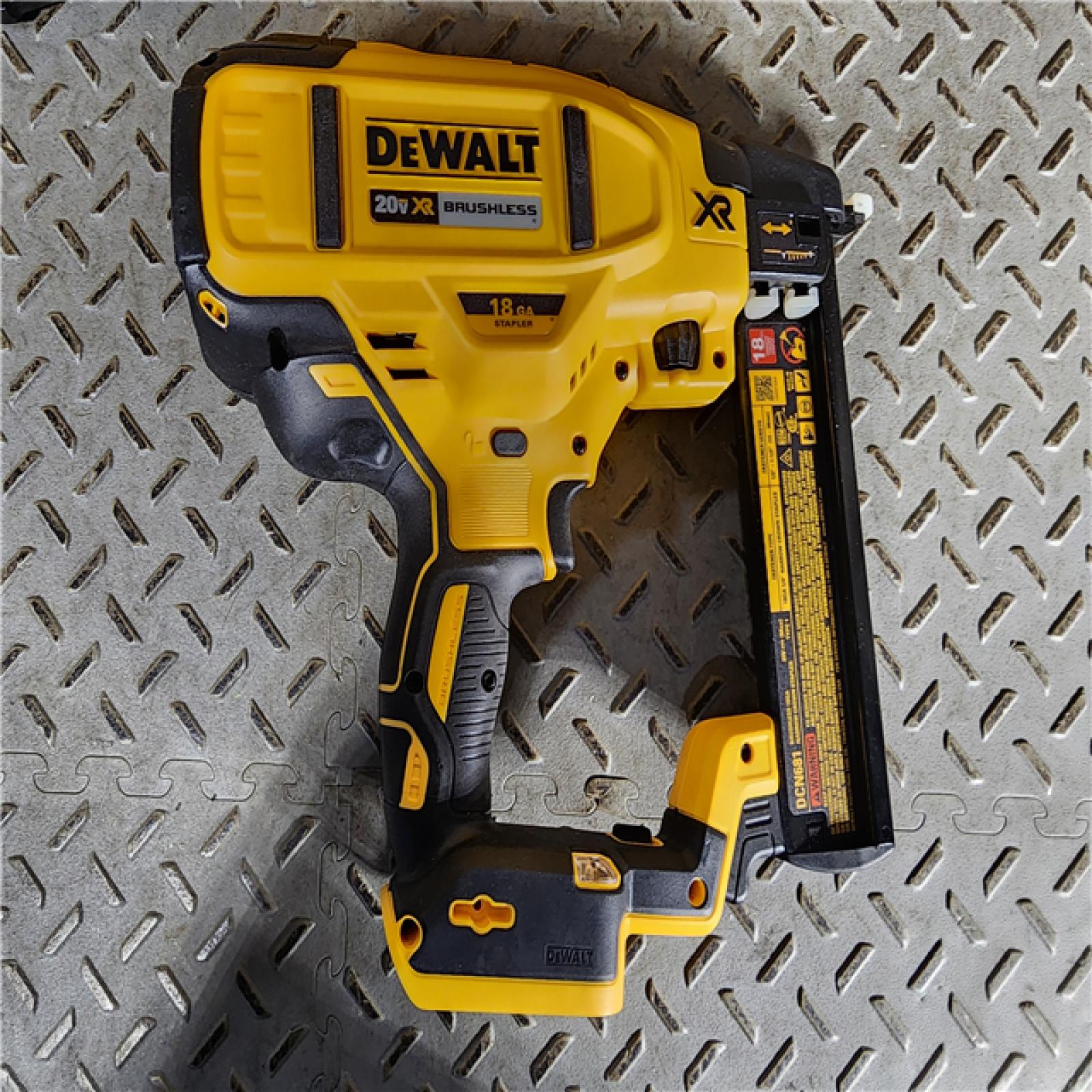 HOUSTON LOCATION - AS-IS DEWALT DCN681D1 20V 18Ga Stapler Kit