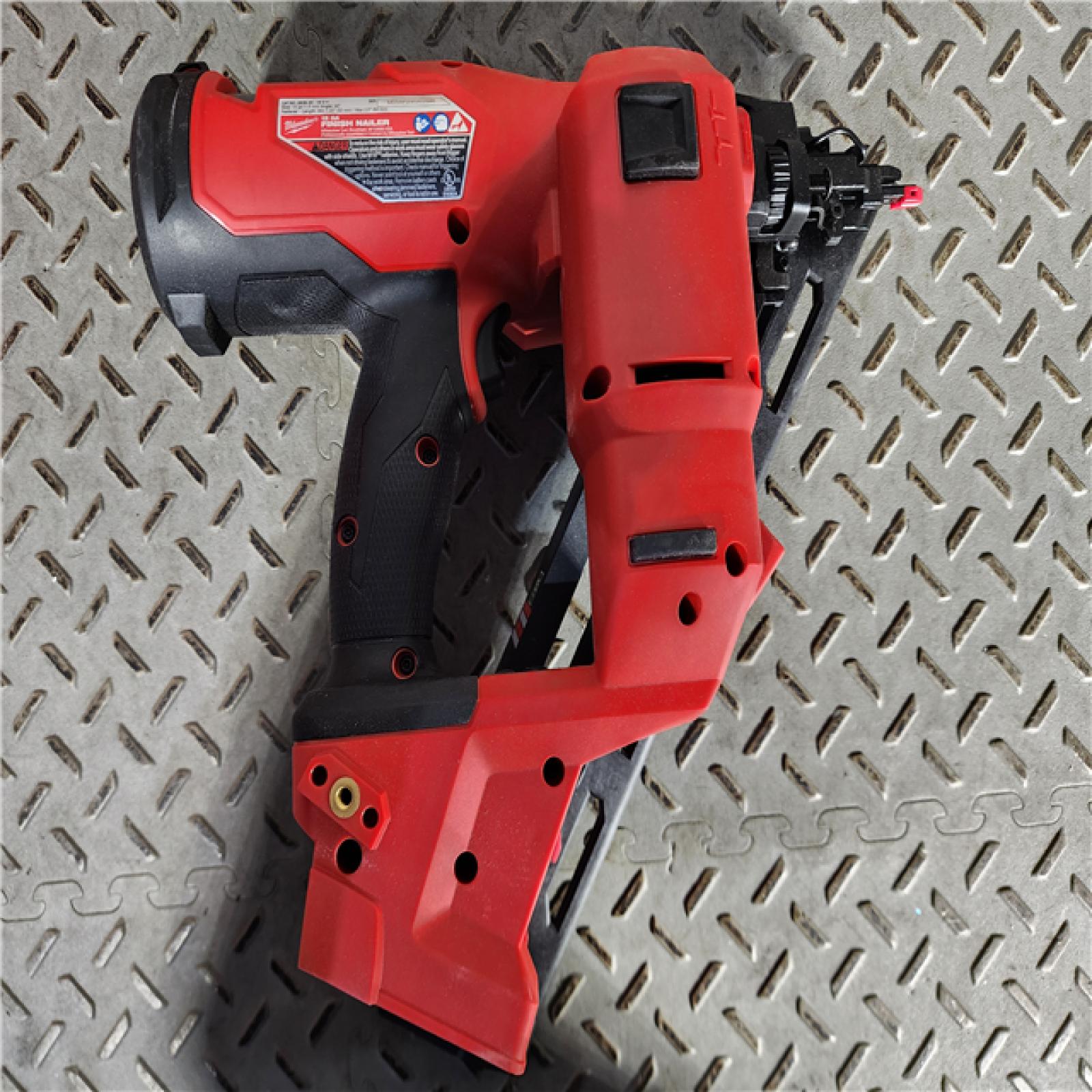 HOUSTON LOCATION - AS-IS Milwaukee 2839-20 M18 FUEL 15 Ga. 18 Volt Brushless Angled Finish Nailer