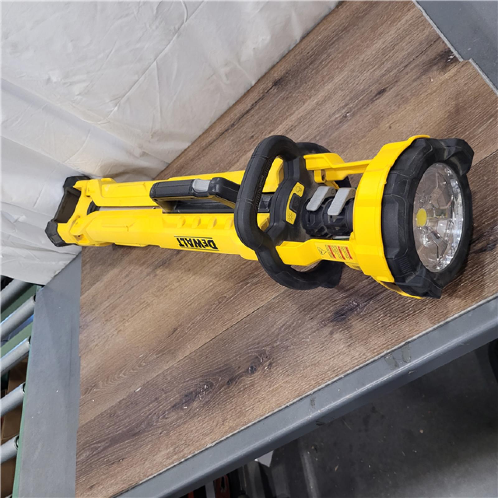 AS-IS DEWALT 20V MAX 3000 Lumens Tripod Jobsite Light (Tool-Only)