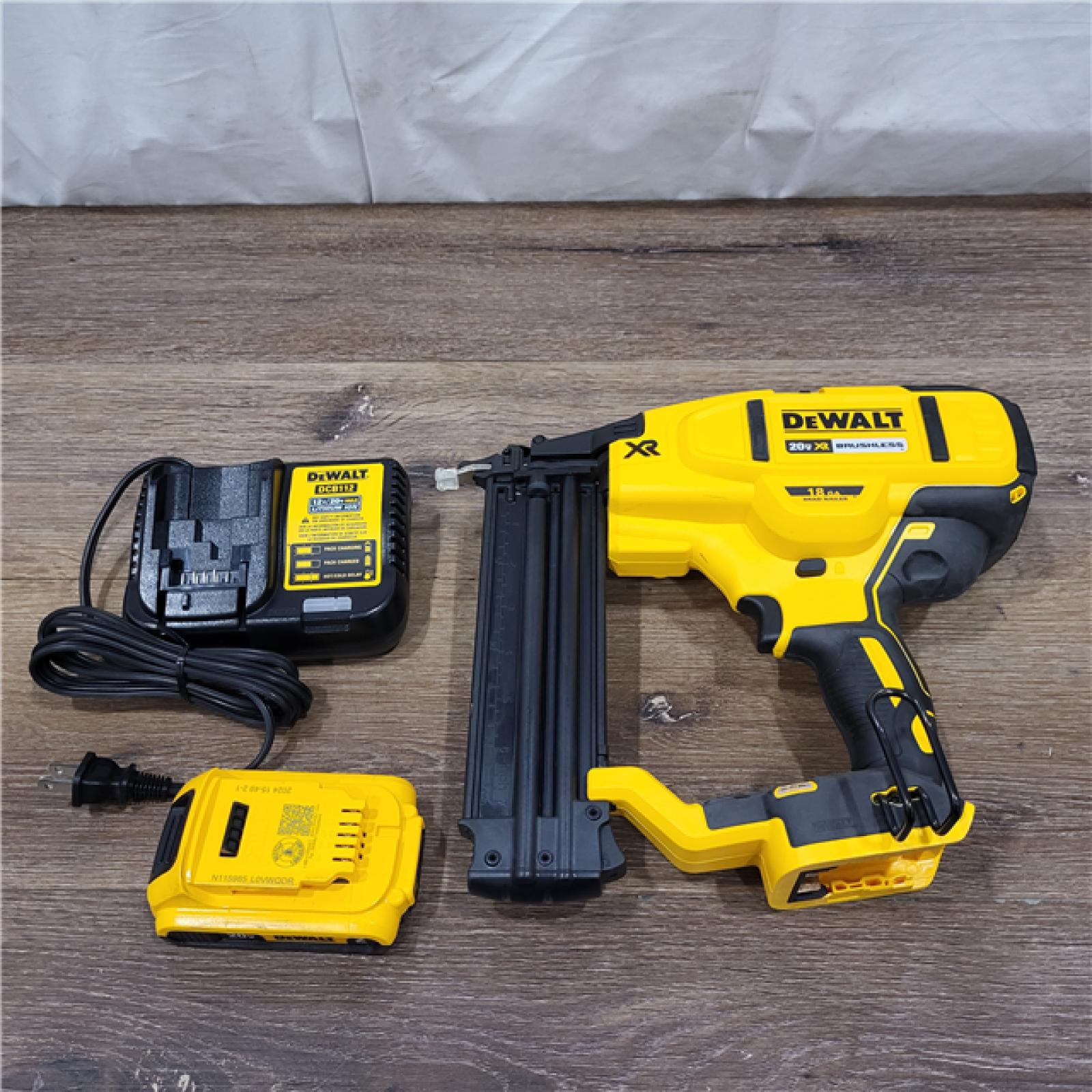 NEW! DEWALT 20V MAX XR 18 Gauge Brad Nailer Kit