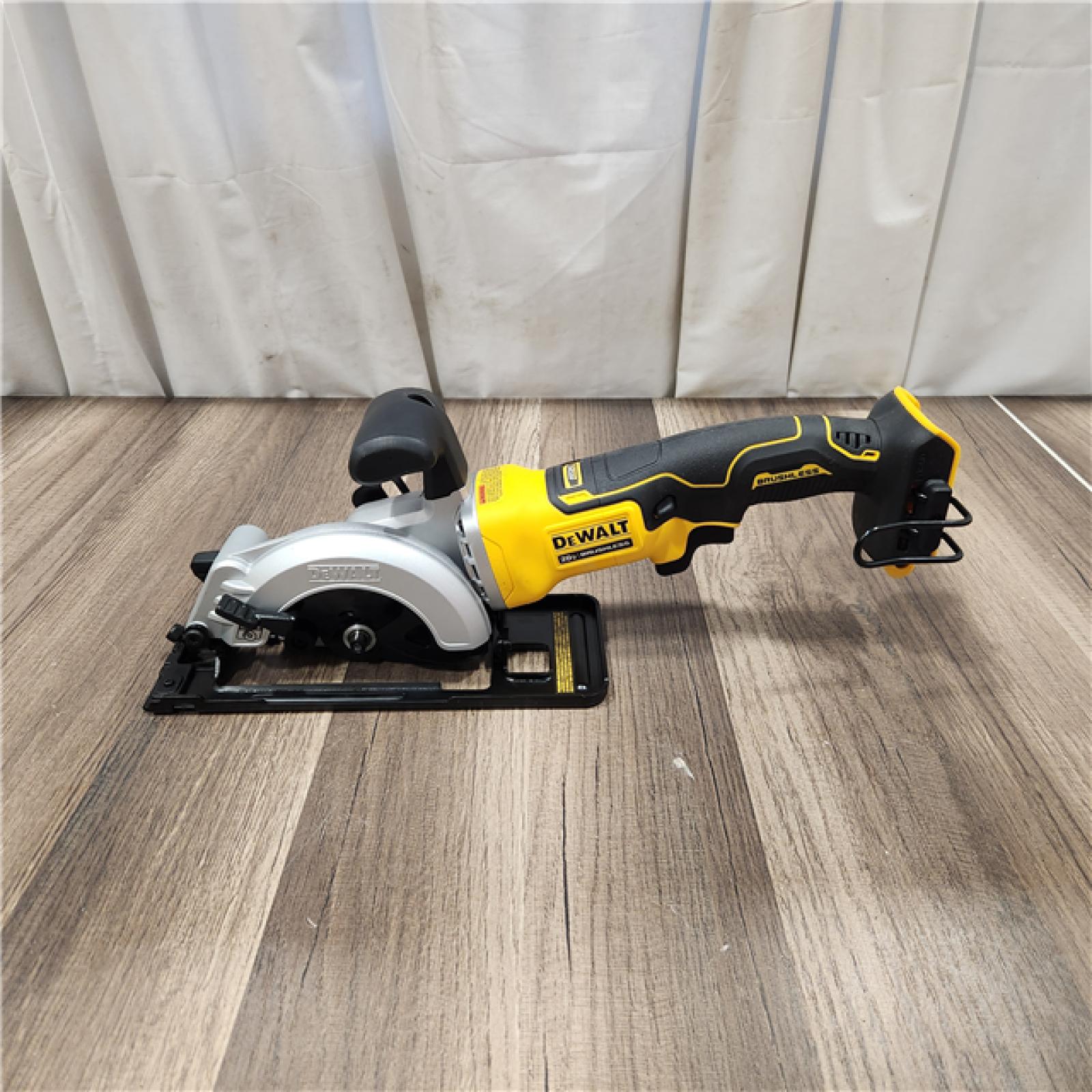 AS IS DEWALT ATOMIC 20V MAX Cordless Brushless 4-1/2 in. Circular Saw (Tool Only)