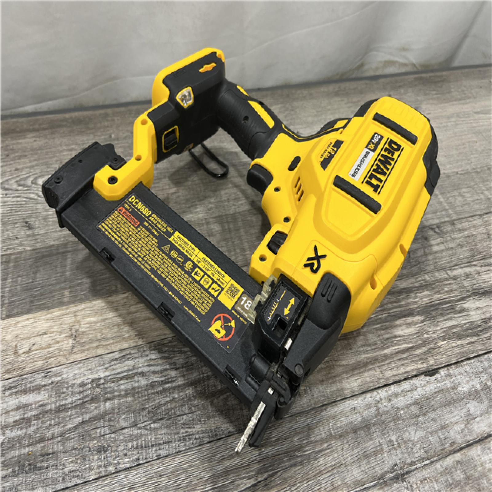 AS-IS DEWALT 20V MAX XR 18 Gauge Brad Nailer Kit